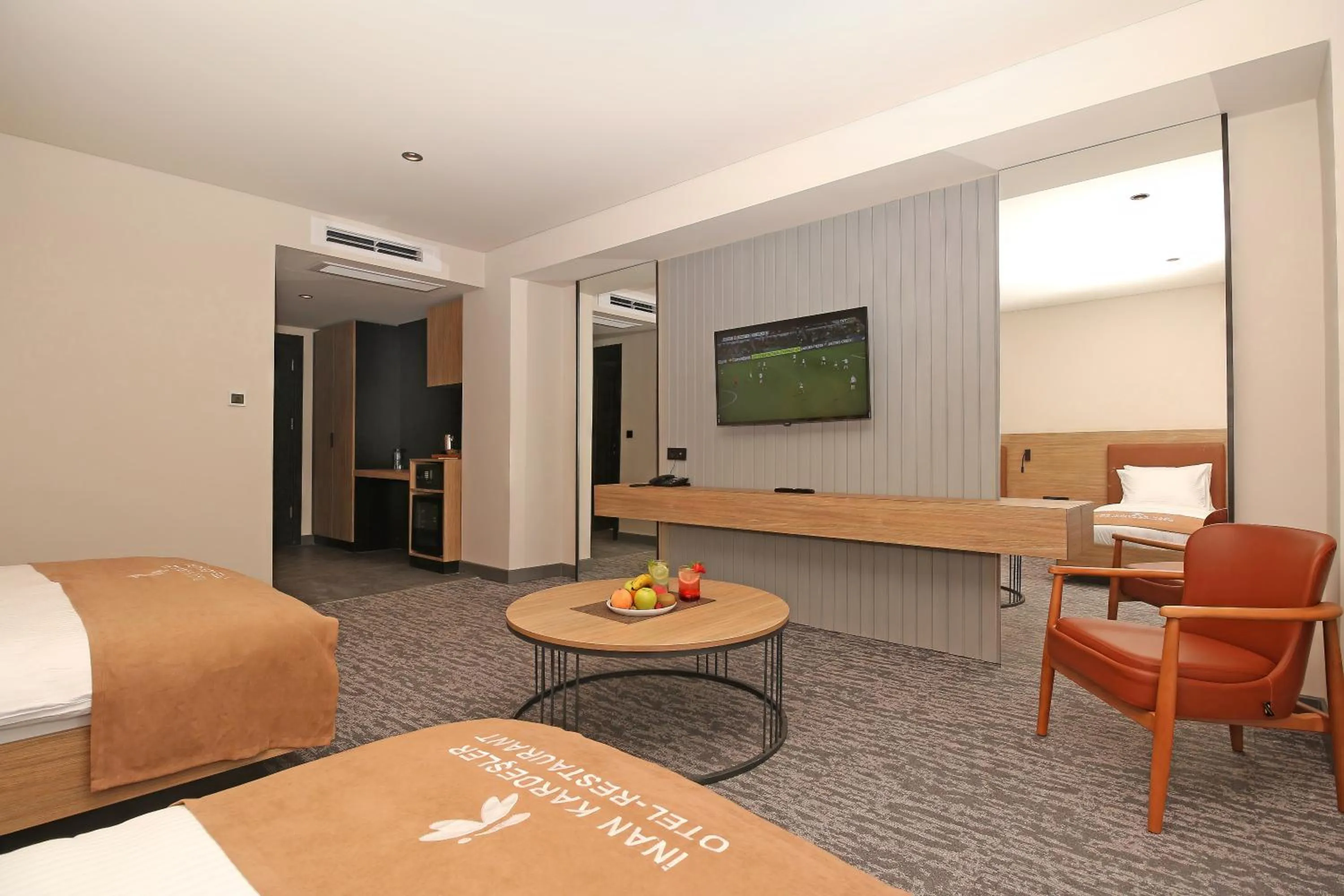 Communal lounge/ TV room, Bed in İnanlar City Hotel