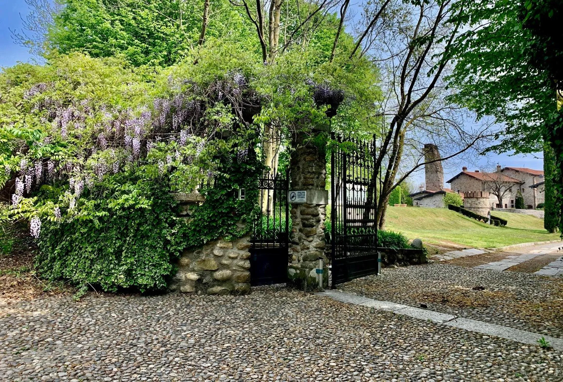 Property building in Castello di Cernusco Lombardone