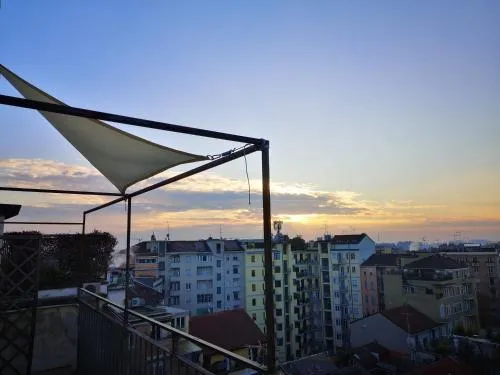 Milan Skyline Apartment in città studi a 1 minuto dal metrò con terrazzo wi-fi e netflix