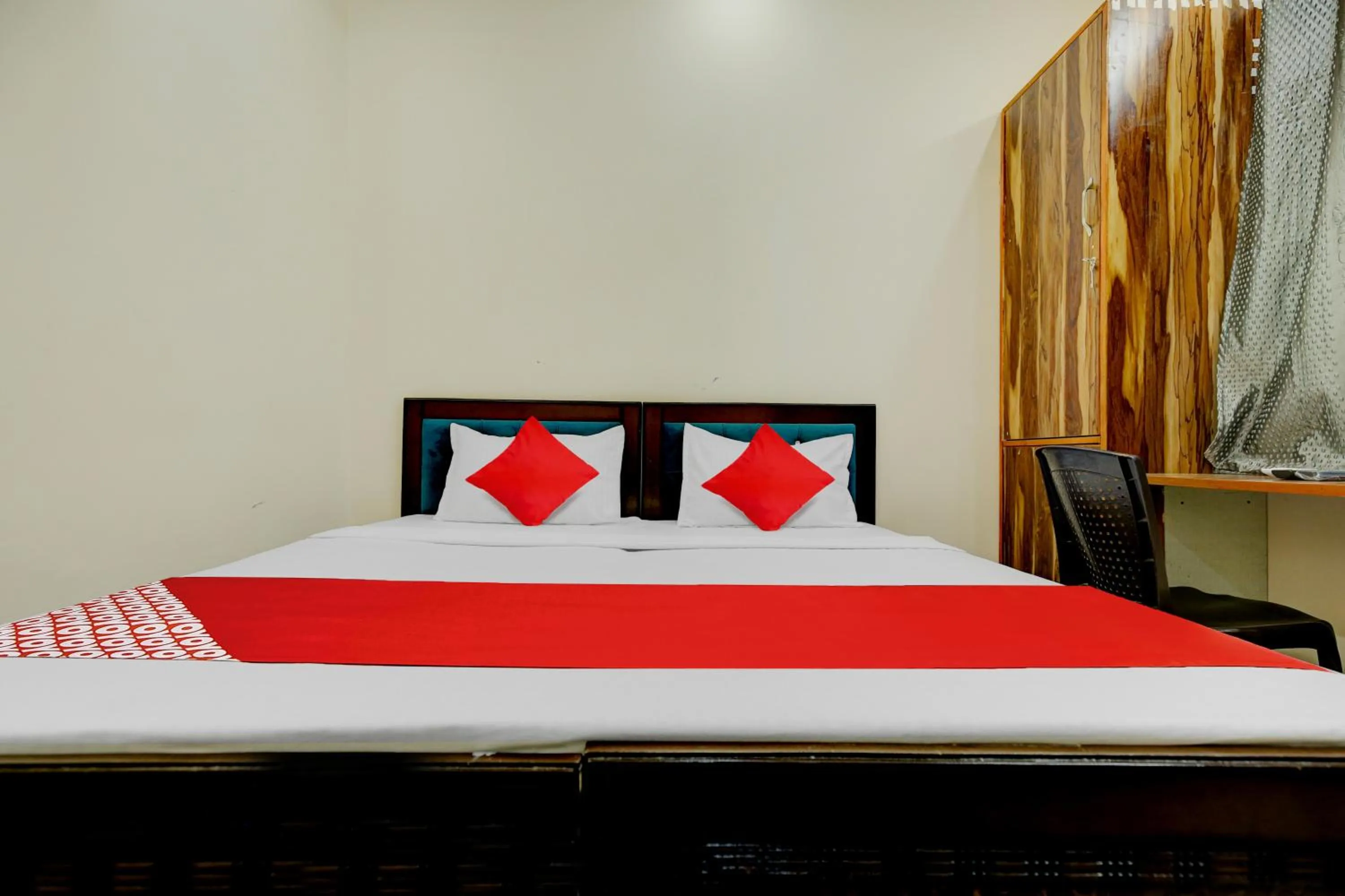 Bedroom, Bed in Flagship Hotel Classic