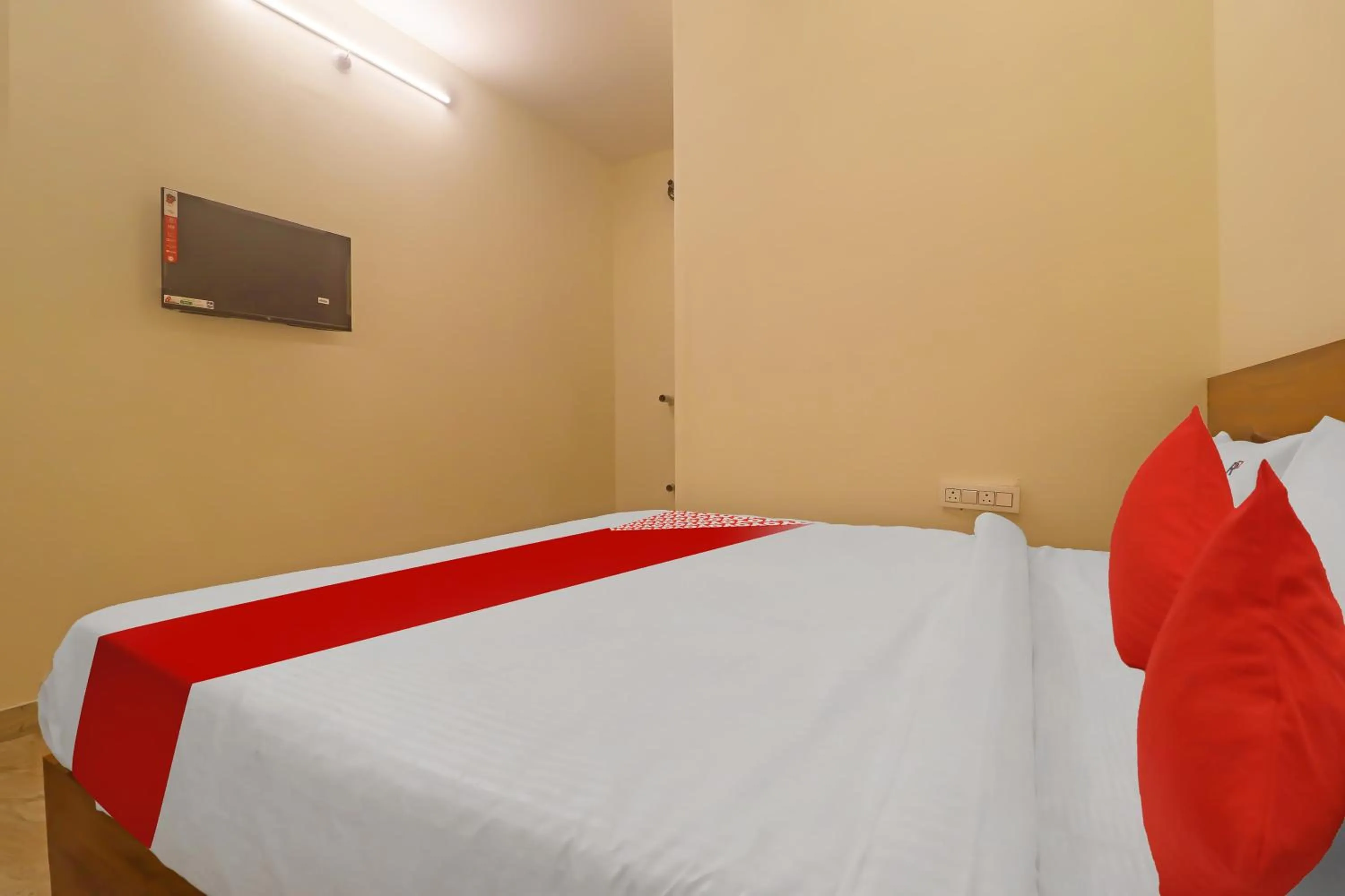 Bedroom, Bed in Hotel O Ragas Inn