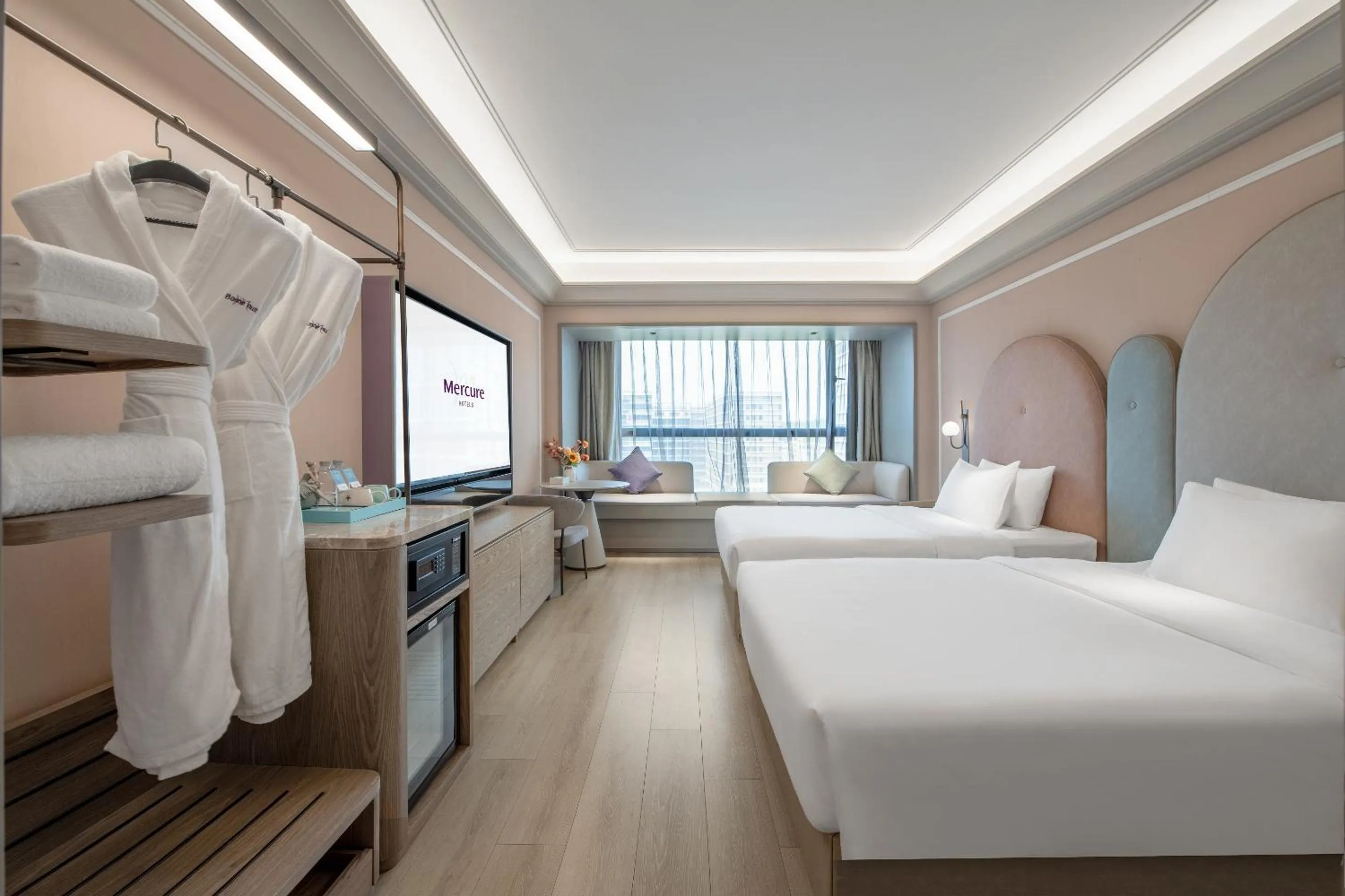 Photo of the whole room, Bed in Mercure Guangzhou Baiyun International Airport - Airport Free Shuttle Bus