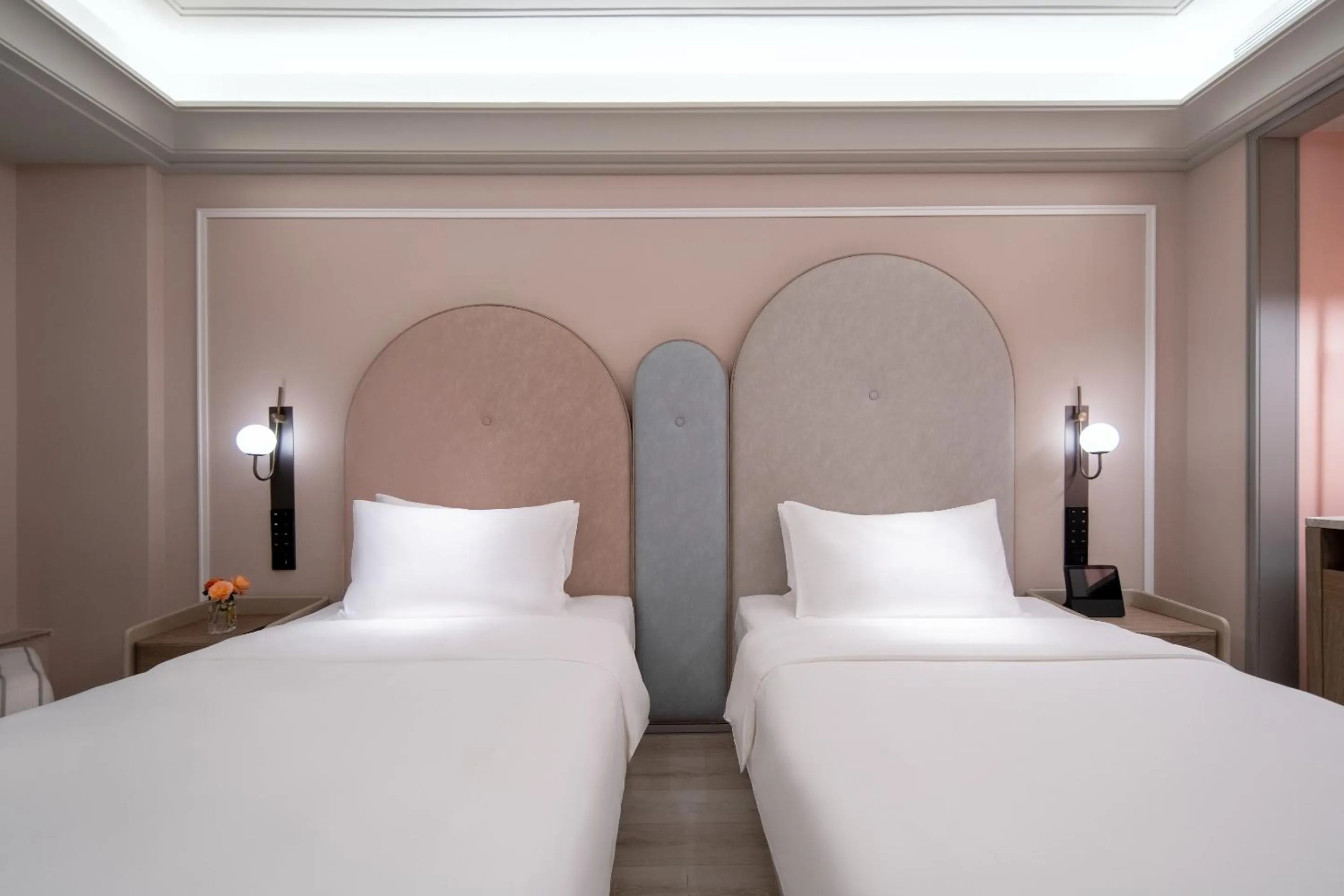 Bed in Mercure Guangzhou Baiyun International Airport - Airport Free Shuttle Bus