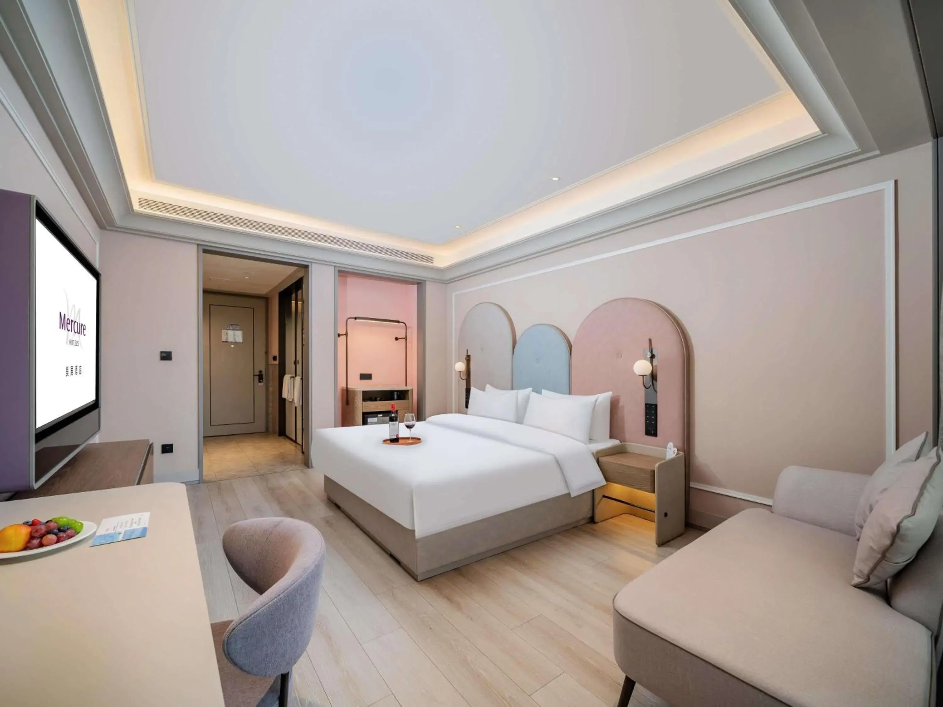 Deluxe King Room in Mercure Guangzhou Baiyun International Airport - Airport Free Shuttle Bus Deluxe King Room in Mercure Guangzhou Baiyun International Airport - Airport Free Shuttle Bus