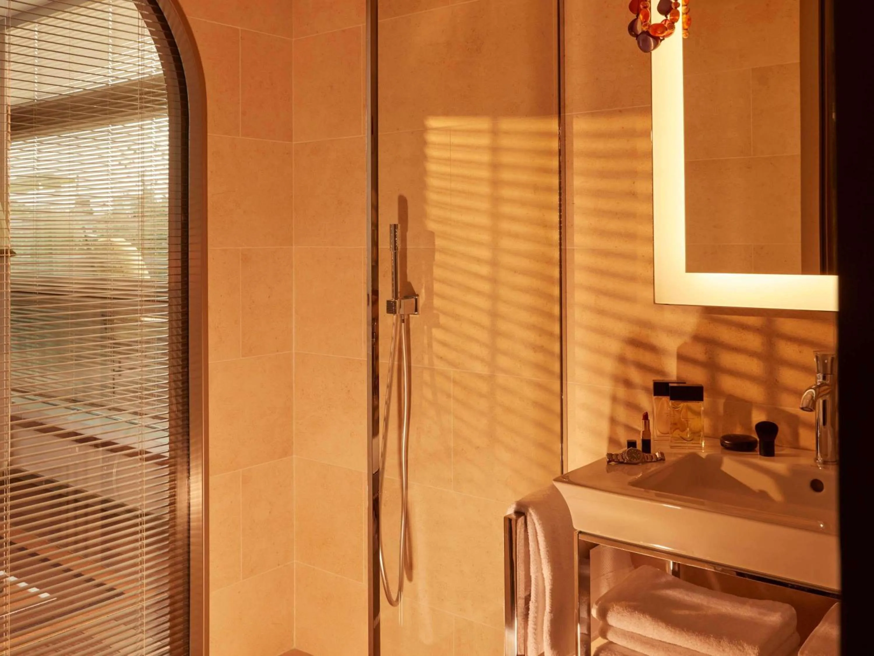 Shower in Mondrian Bordeaux Les Carmes