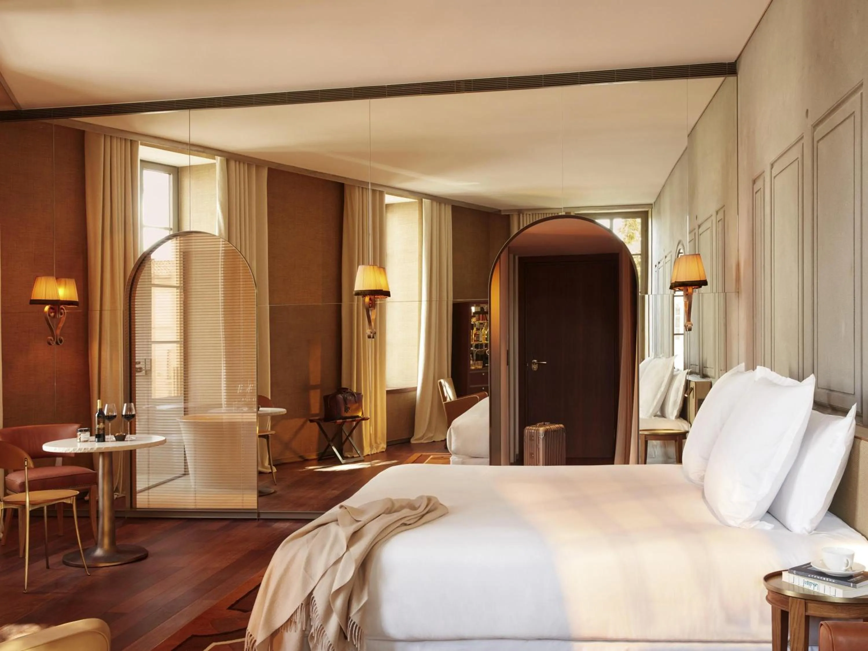 Photo of the whole room, Bed in Mondrian Bordeaux Les Carmes