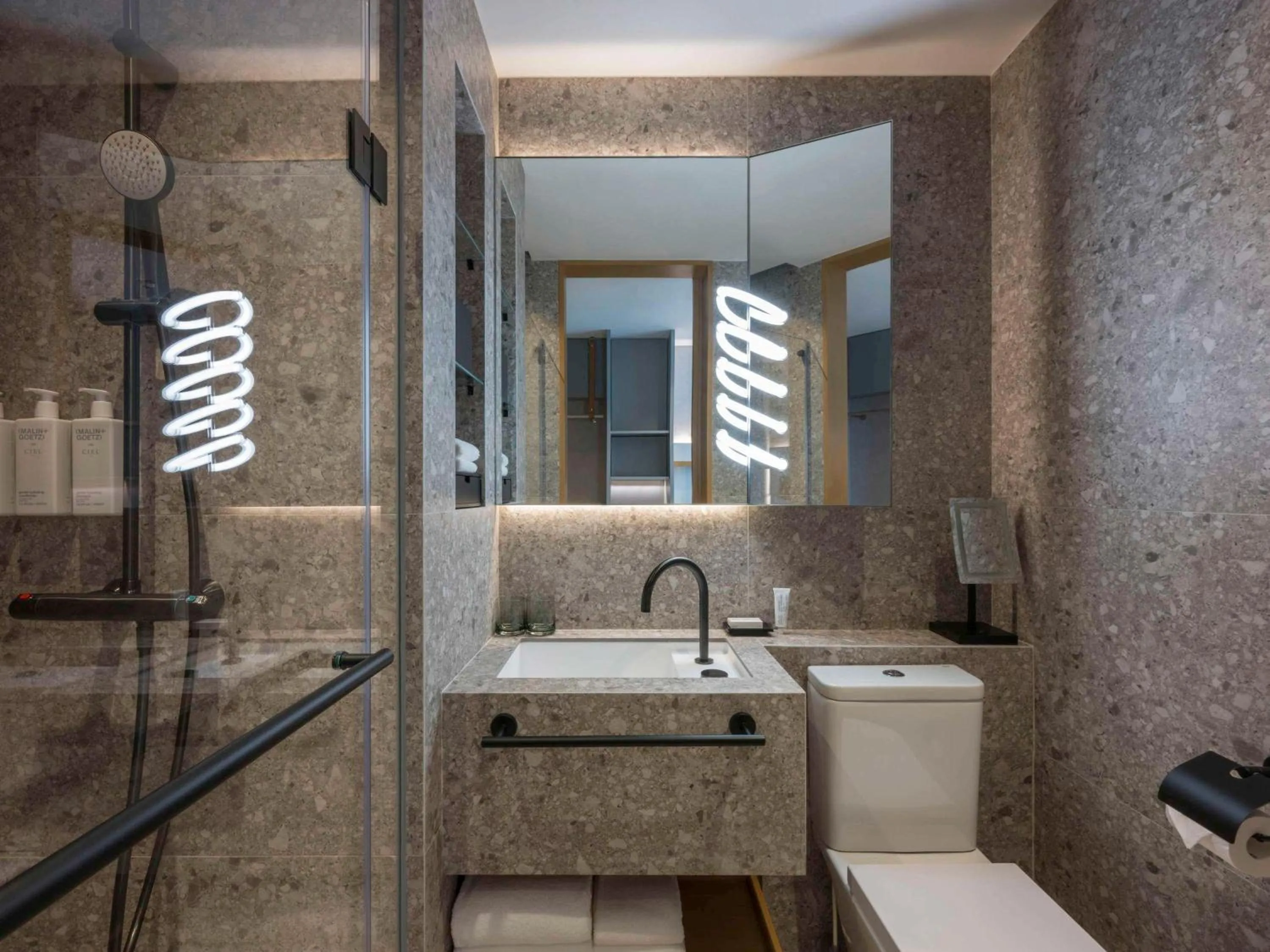 Skyline Deluxe Twin Room in Mondrian Hong Kong