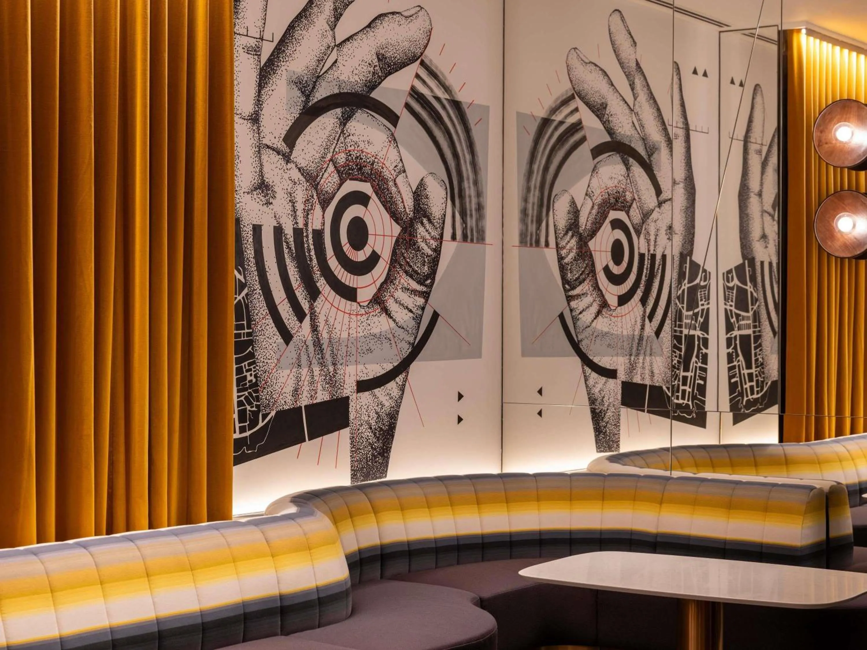 Lounge or bar in Mondrian Hong Kong