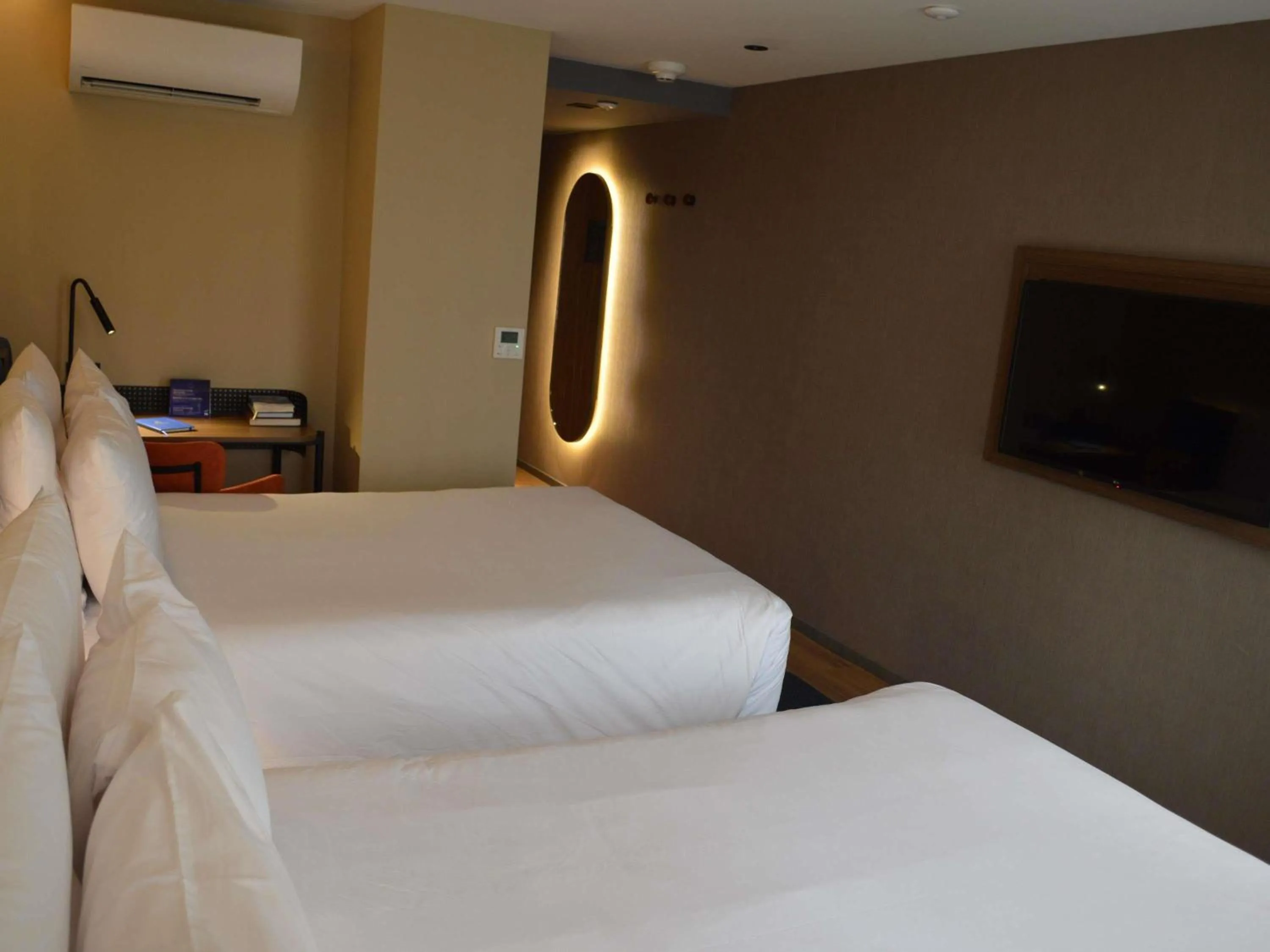 Bedroom, Bed in Novotel México City Centro Histórico
