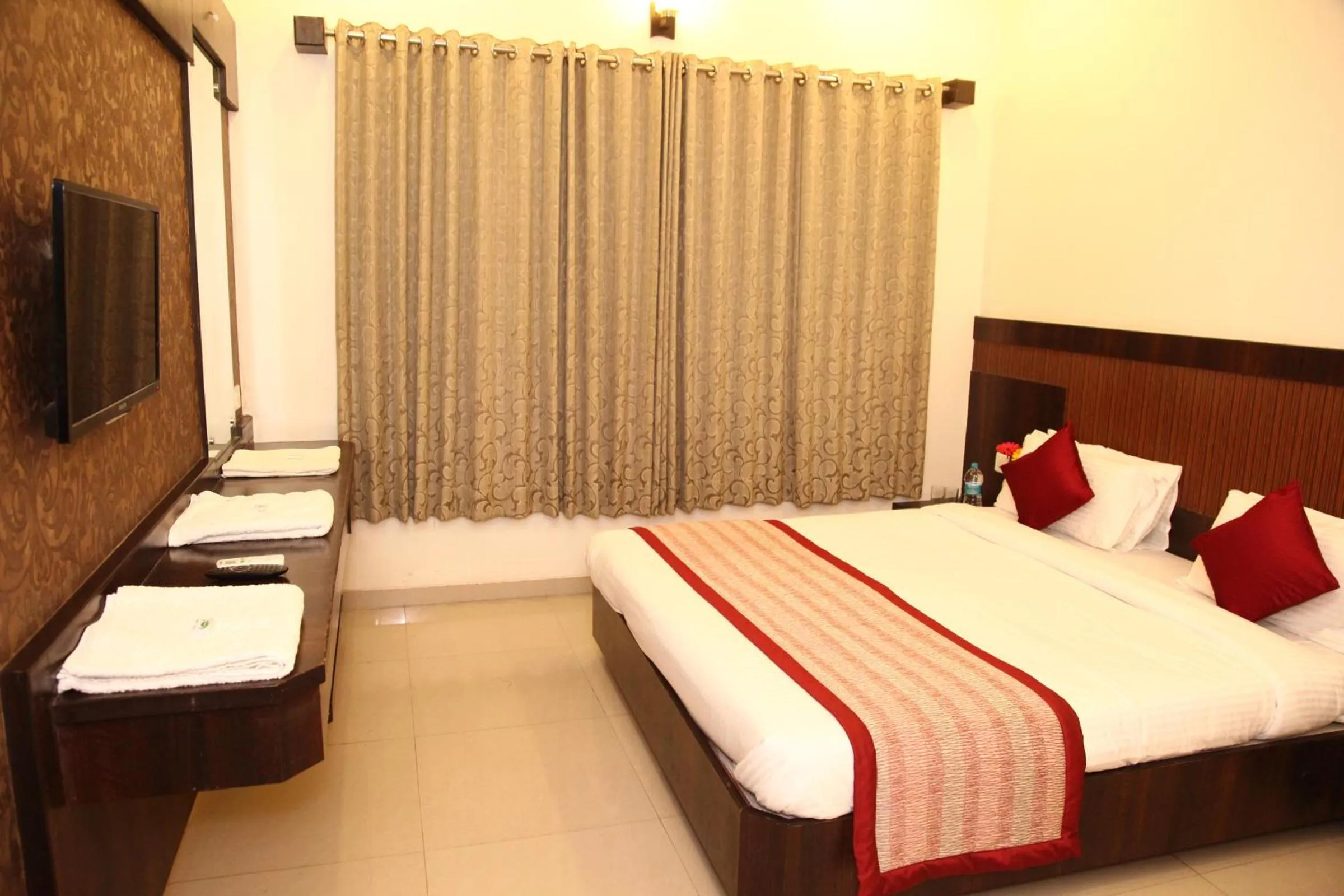 Landmark view, Bed in Hotel Sai Ramanand