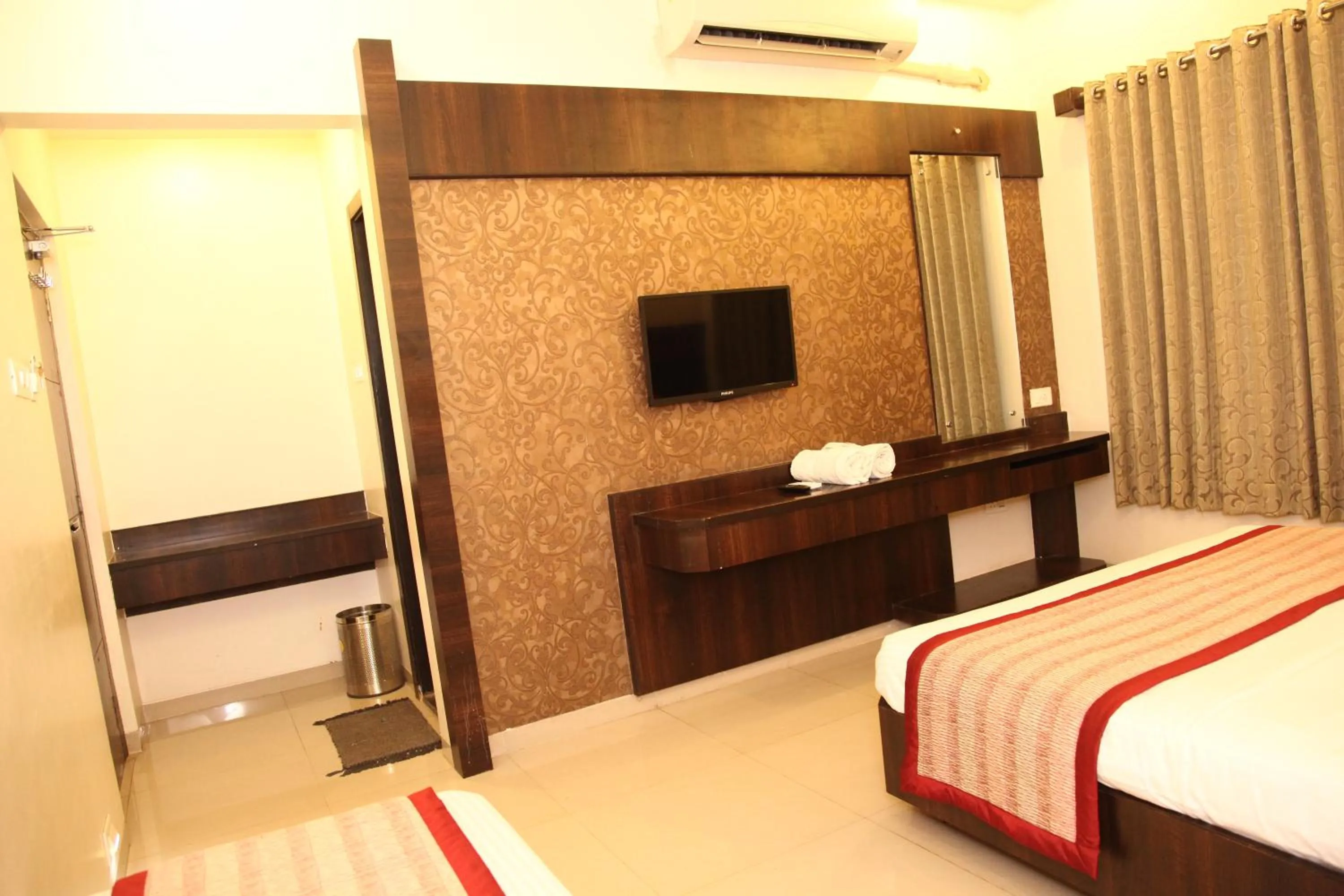 Landmark view, Bed in Hotel Sai Ramanand