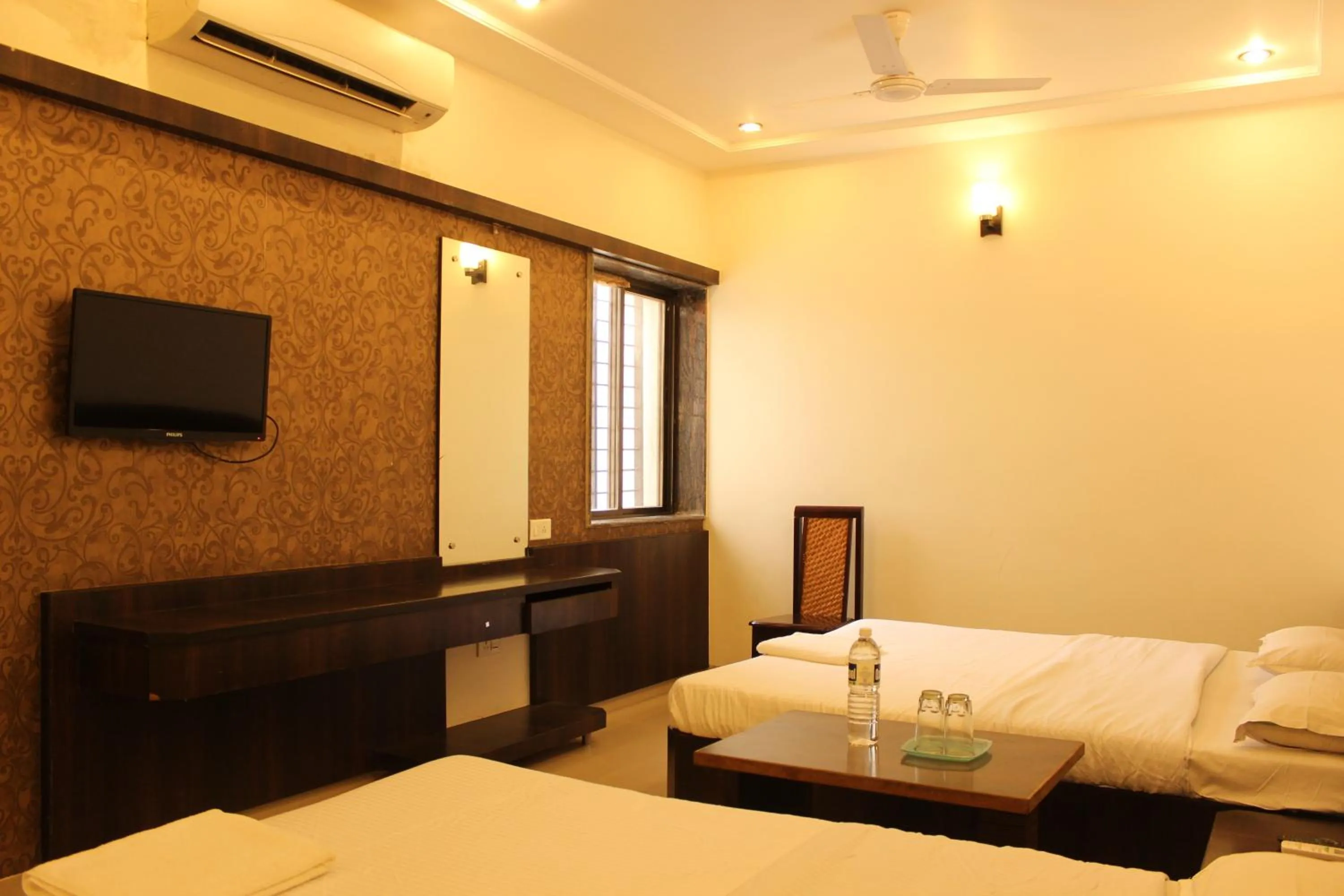 Landmark view, Bed in Hotel Sai Ramanand