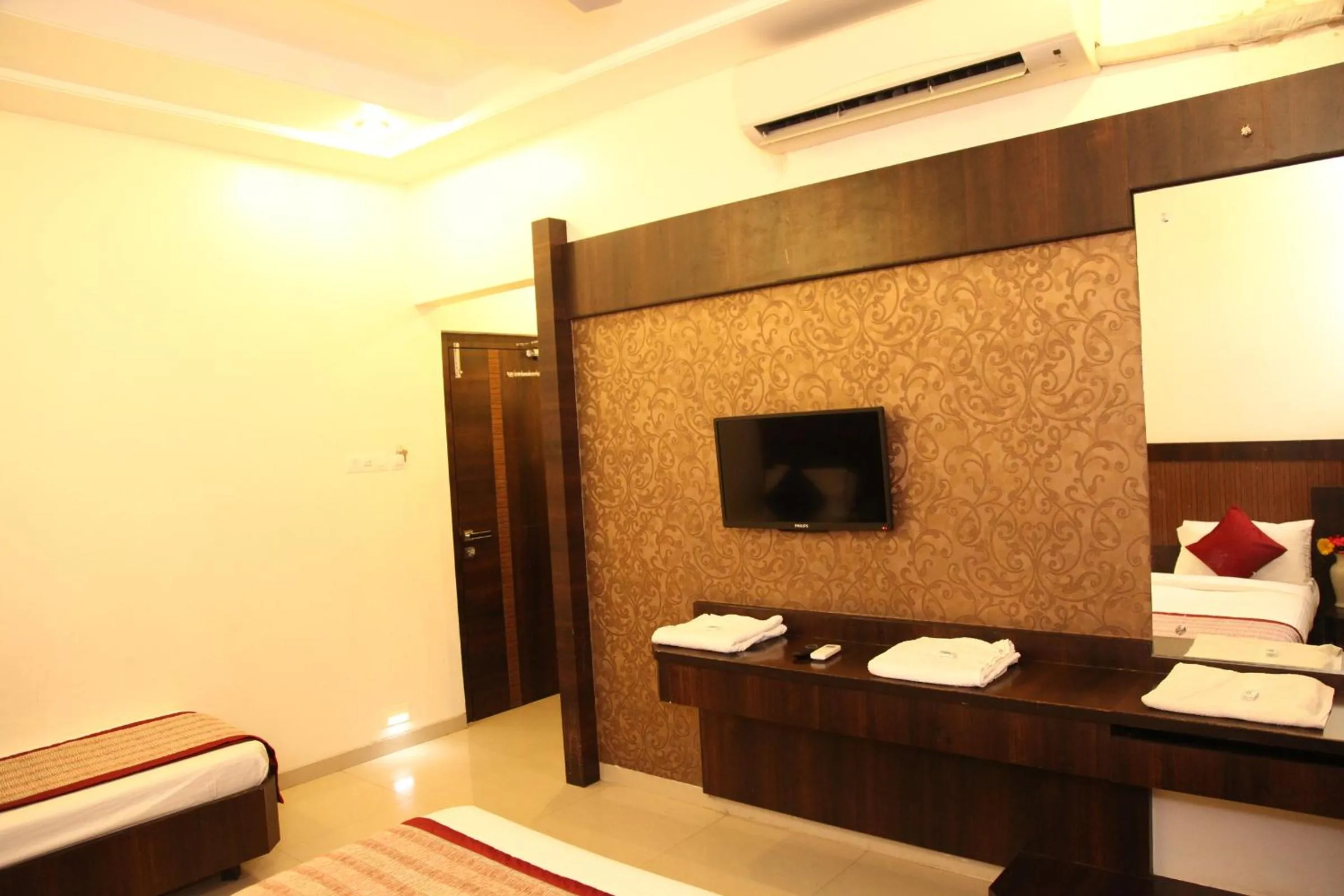 Landmark view, Bed in Hotel Sai Ramanand