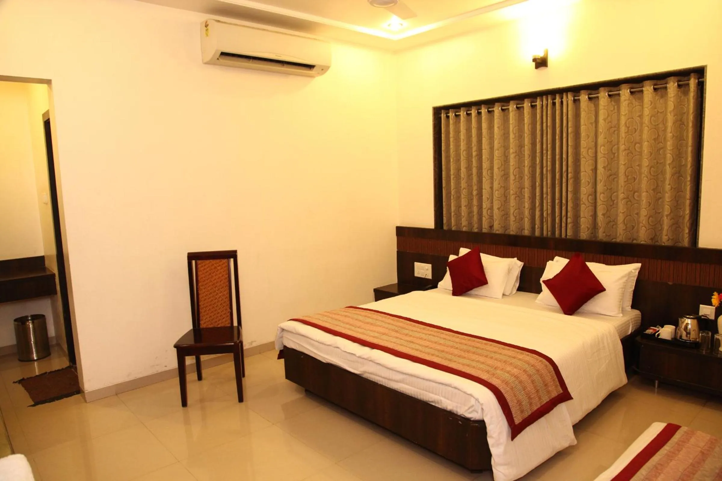 Landmark view, Bed in Hotel Sai Ramanand