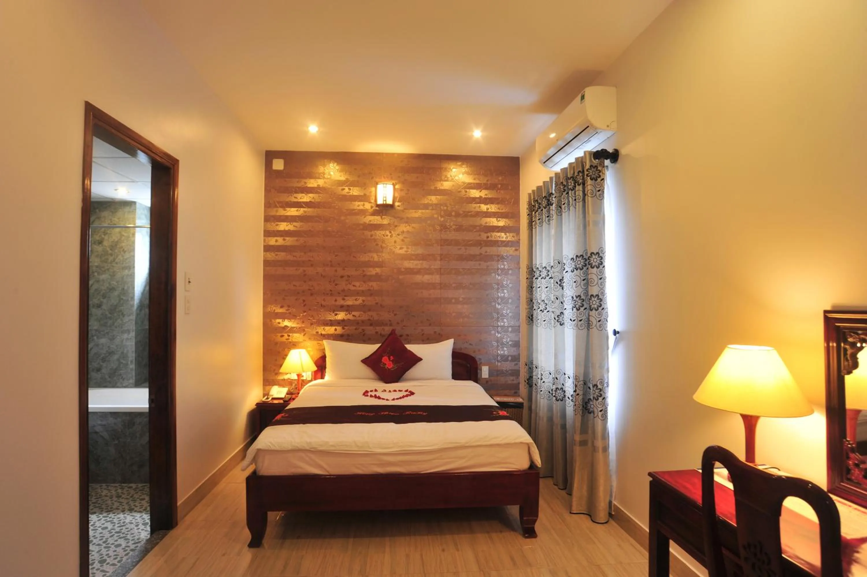 Bedroom, Bed in Hong Thien Ruby Hotel