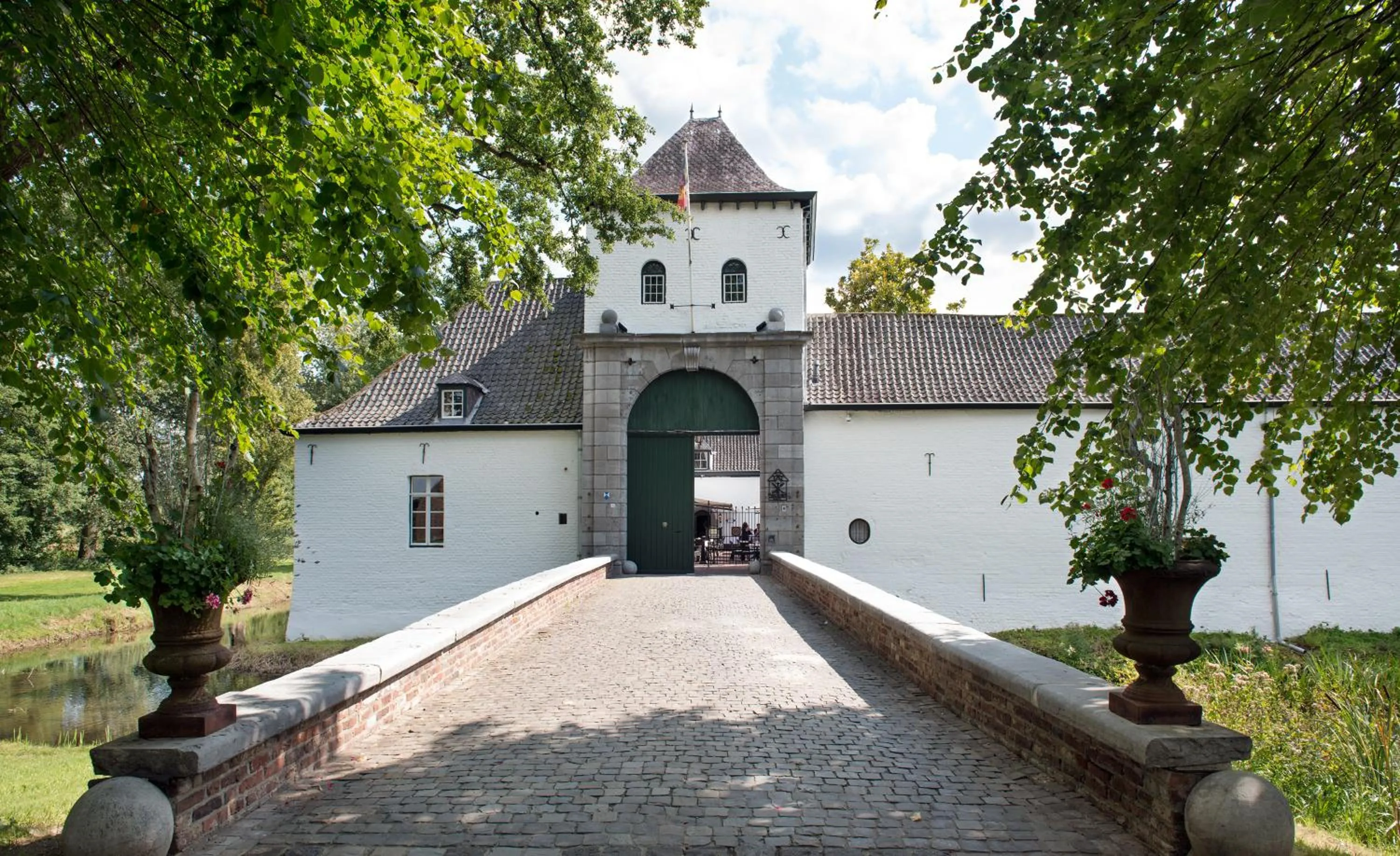 Facade/entrance in Romantik Hotel Kasteel Daelenbroeck