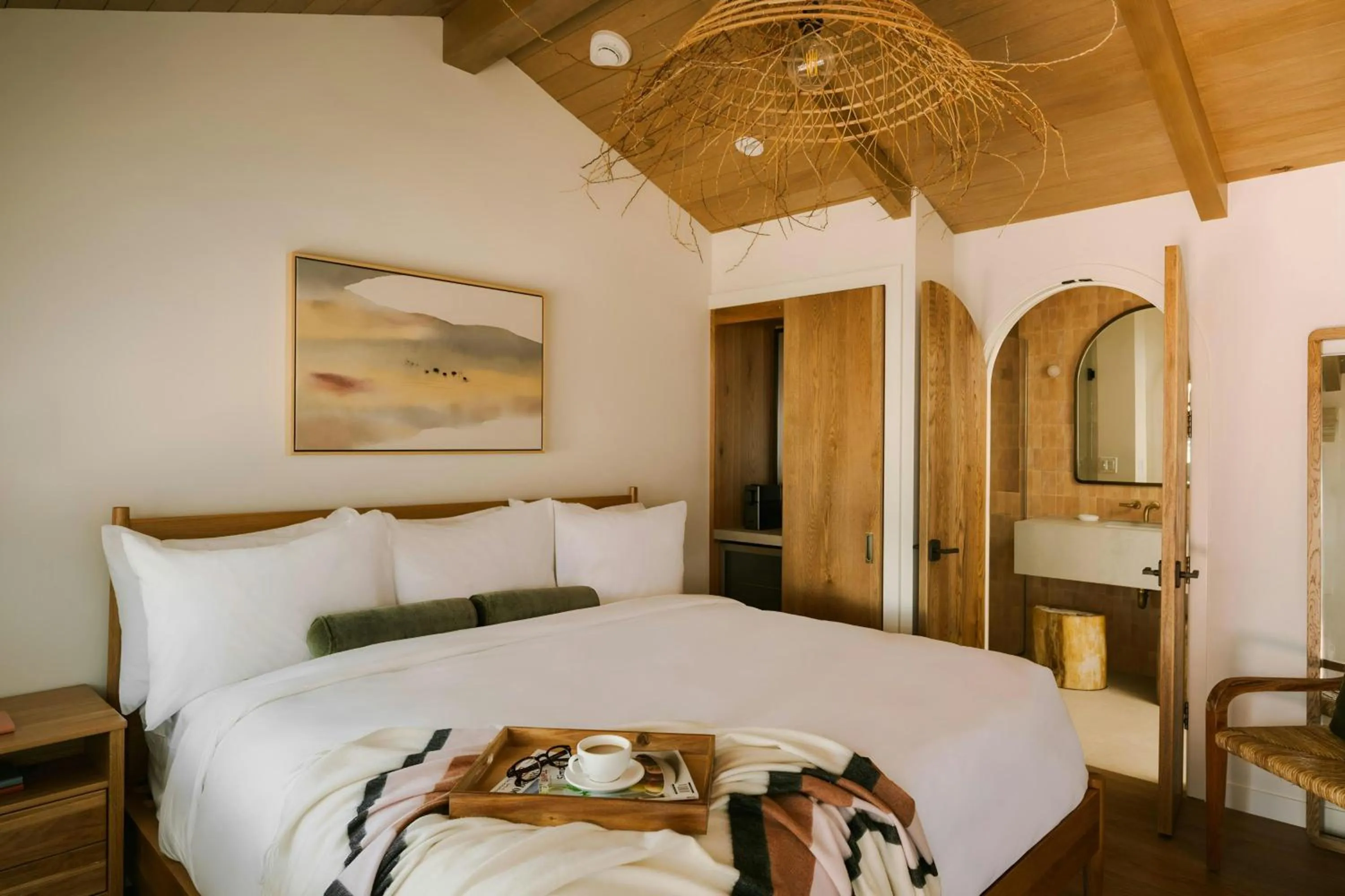 Bedroom, Bed in Woods Cove Hotel Laguna Beach, Sonder by Marriott Bonvoy