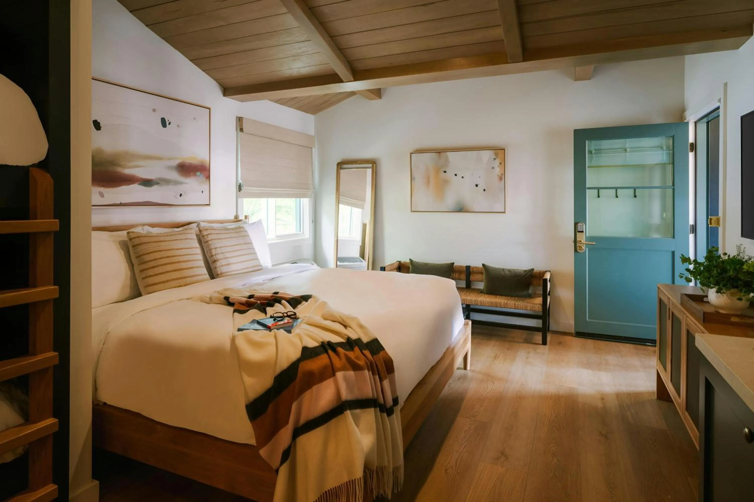 Bedroom, Bed in Woods Cove Hotel Laguna Beach, Sonder by Marriott Bonvoy