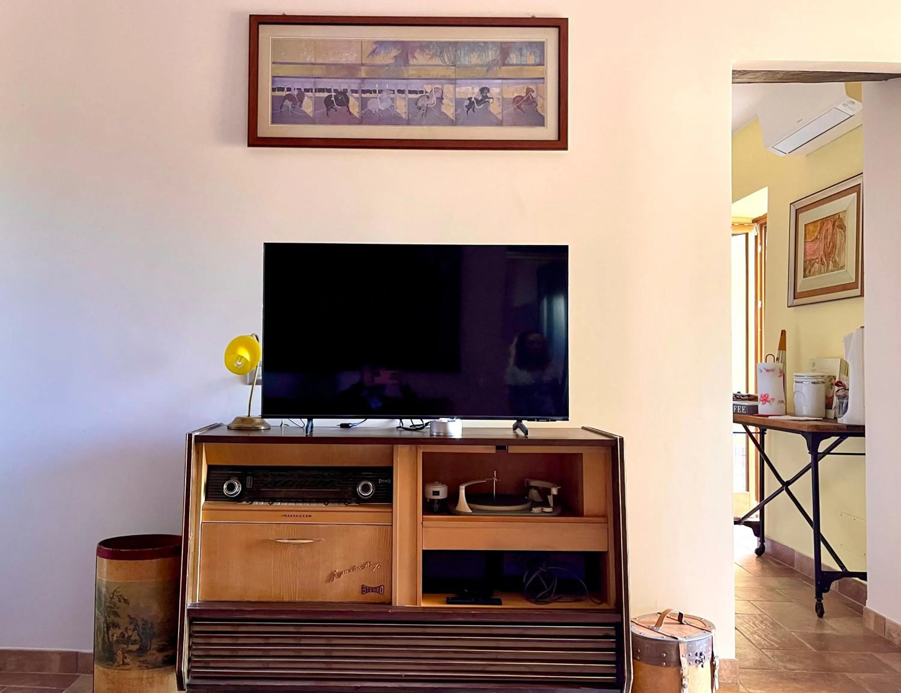 Communal lounge/ TV room in Donna Vittori - Borgo Agricolo
