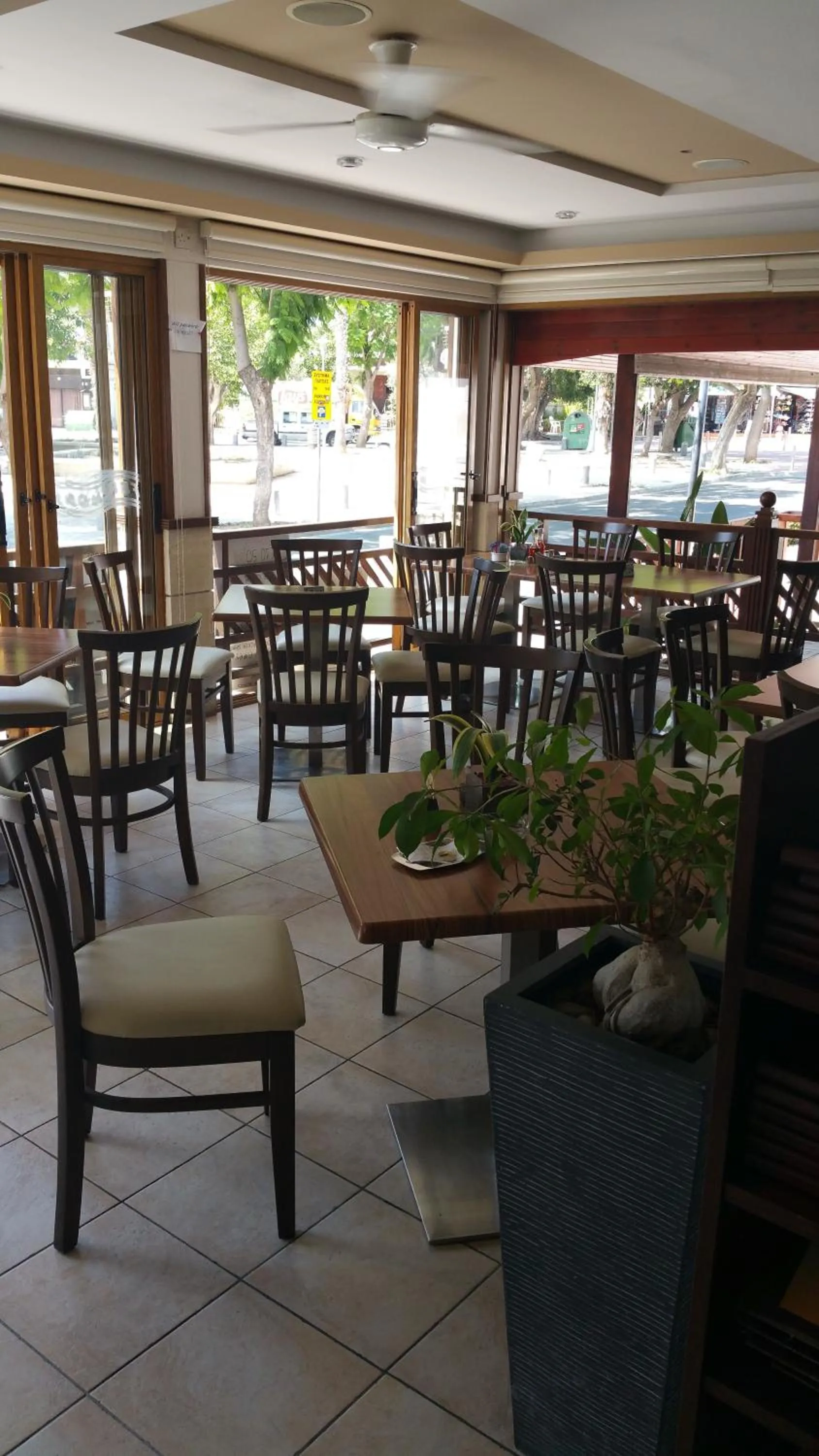 Restaurant/places to eat in Alecos Hotel Apartments