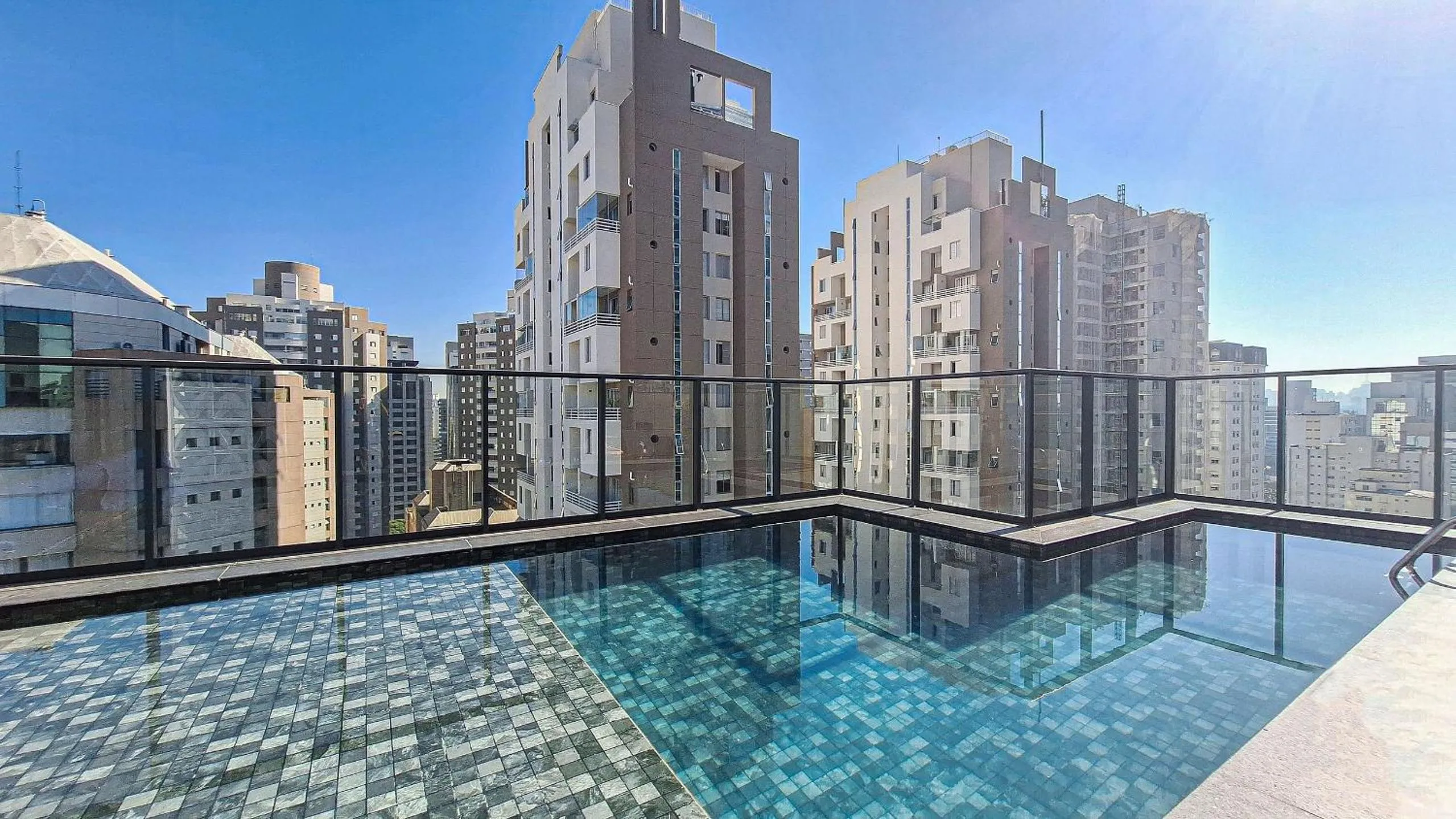 Swimming pool in Walk Moema