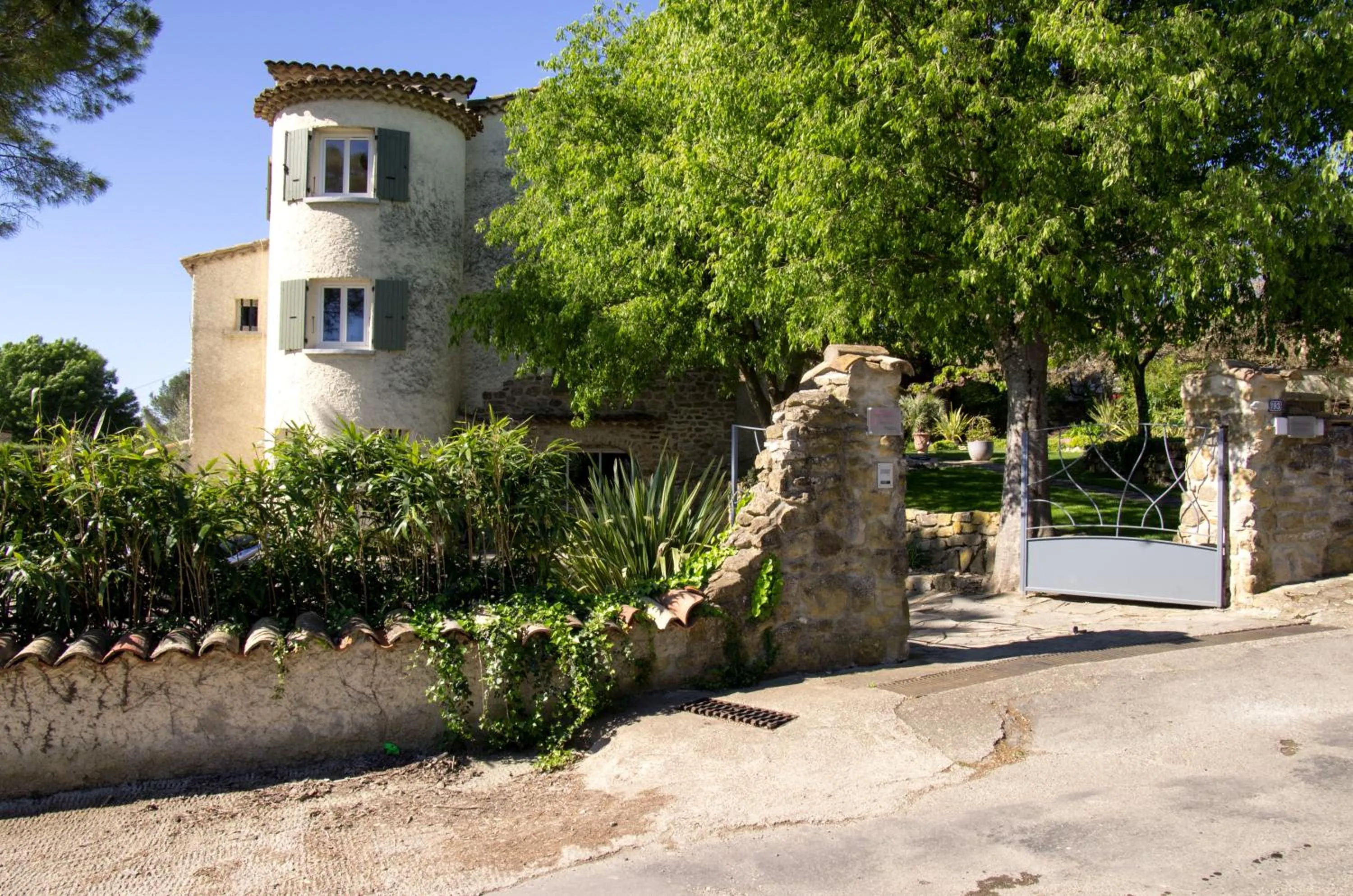 Property building in La Bastide des Mûriers