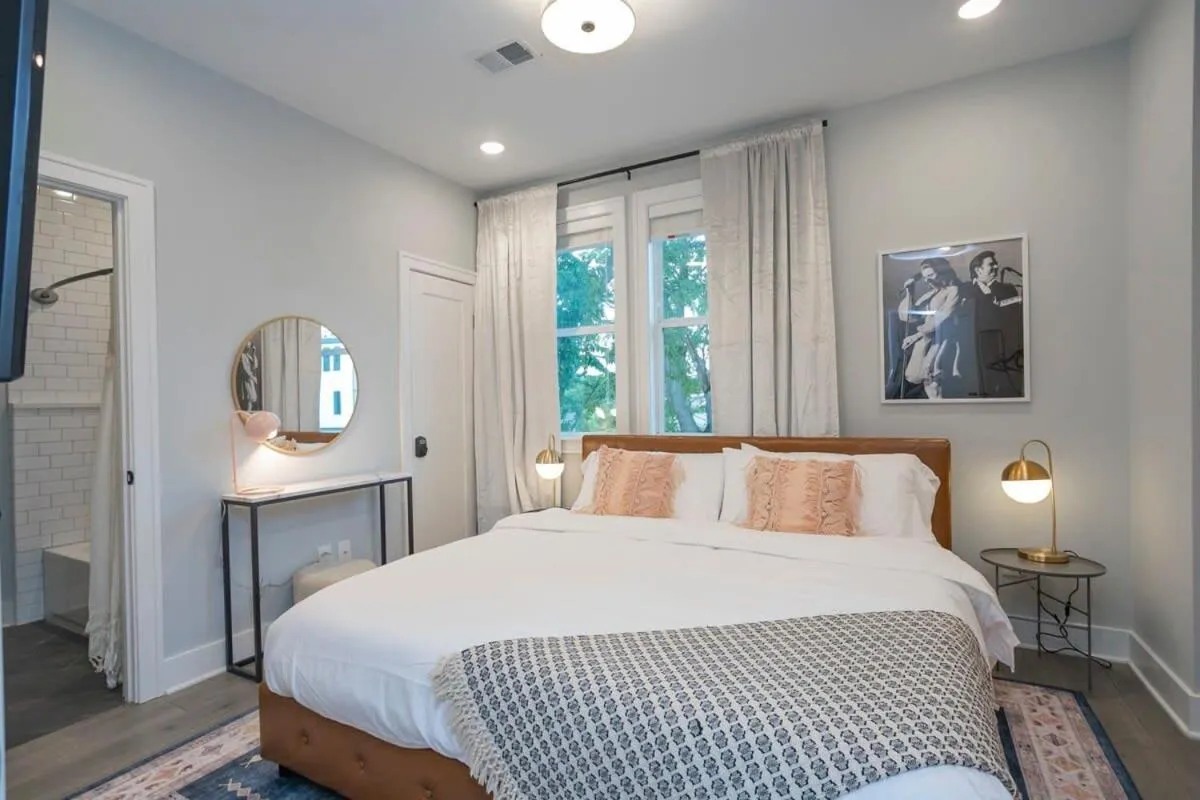 Bed in 3 King Beds in Hip East Nash Home 1 Mile to DWNTN