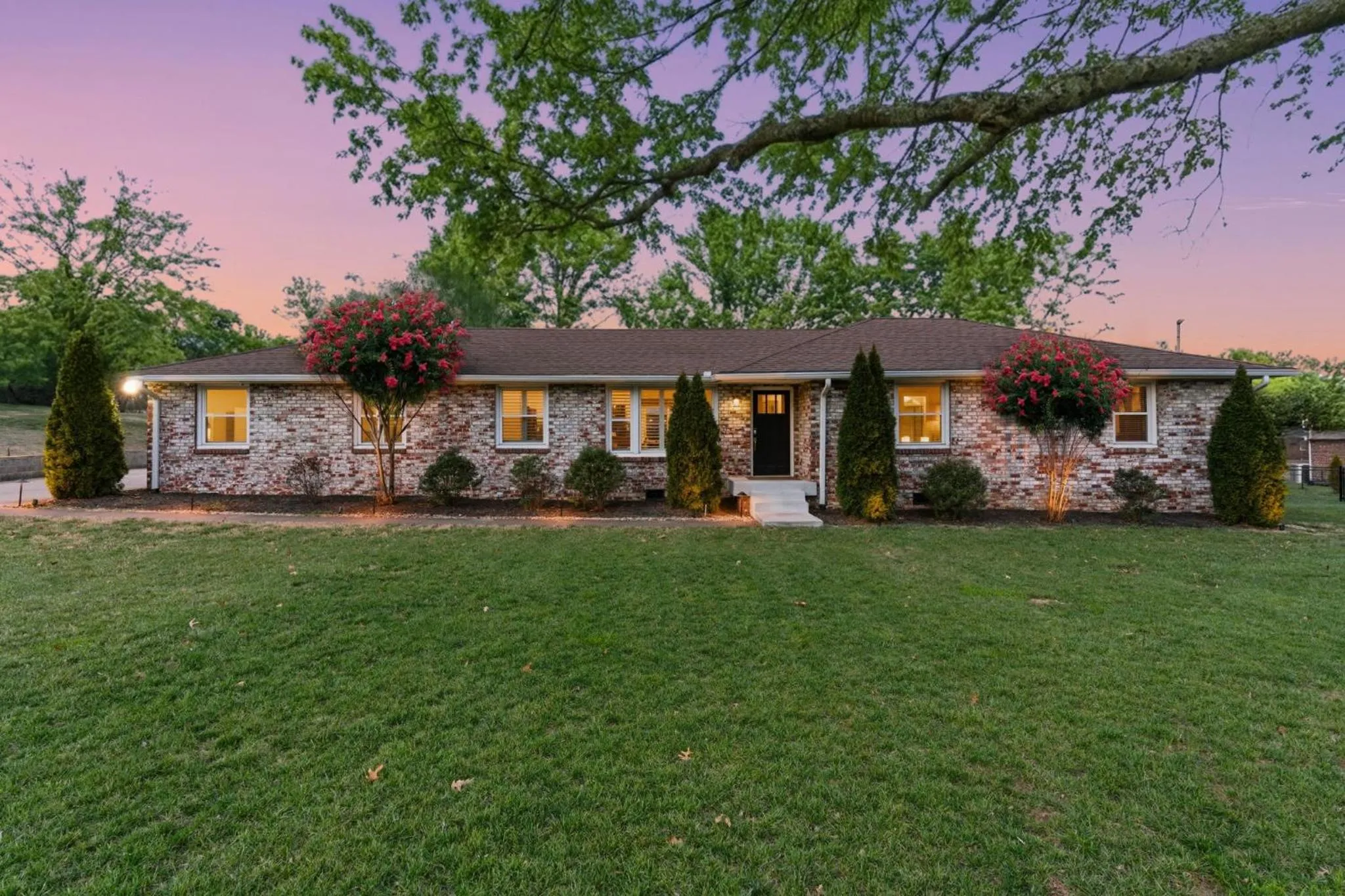 Spacious Modern Ranch 5 Miles to Downtown