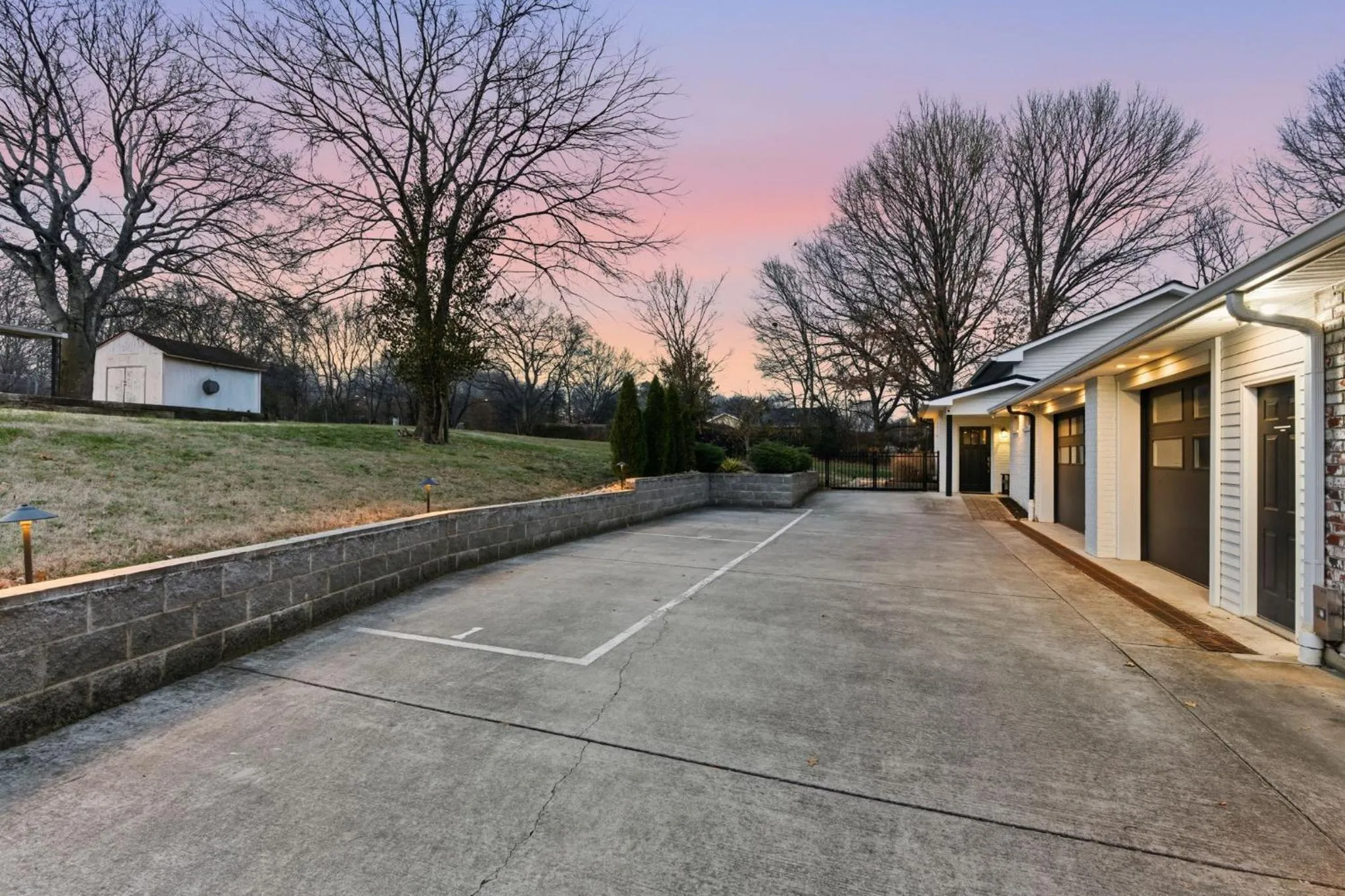 Spacious Modern Ranch 5 Miles to Downtown