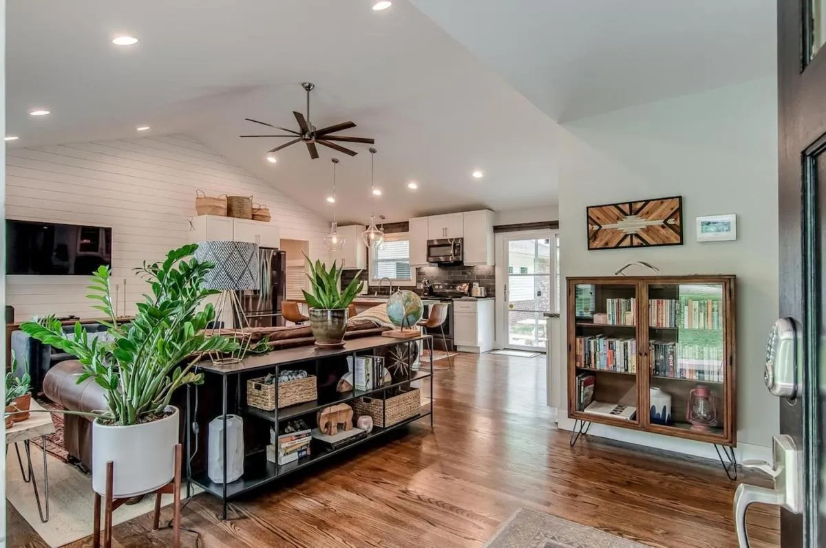 Spacious Modern Ranch 5 Miles to Downtown