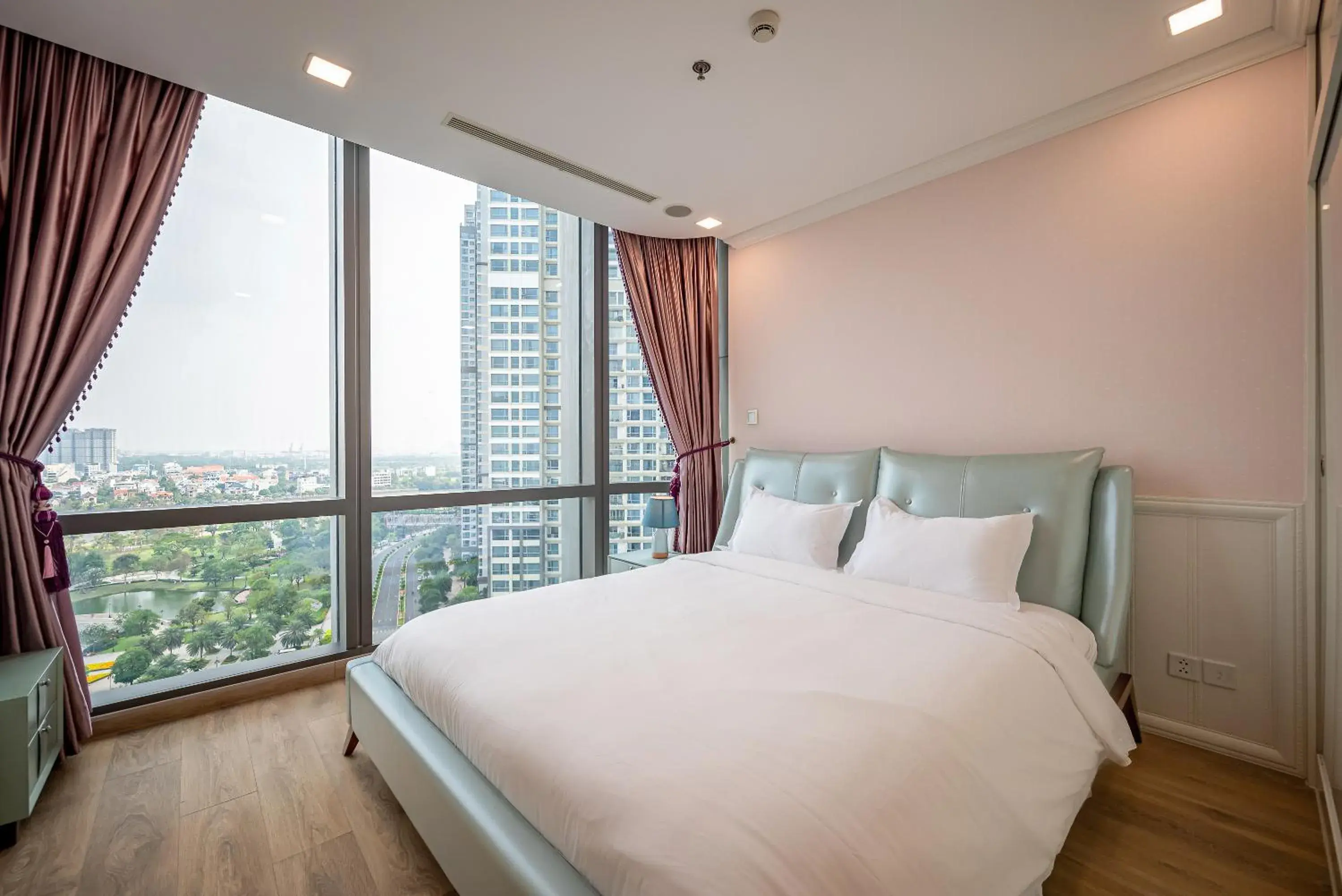 Three-Bedroom Apartment with Balcony in CeLaVie Serviced Apartment - The Vinhomes and Landmark Three-Bedroom Apartment with Balcony in CeLaVie Serviced Apartment - The Vinhomes and Landmark