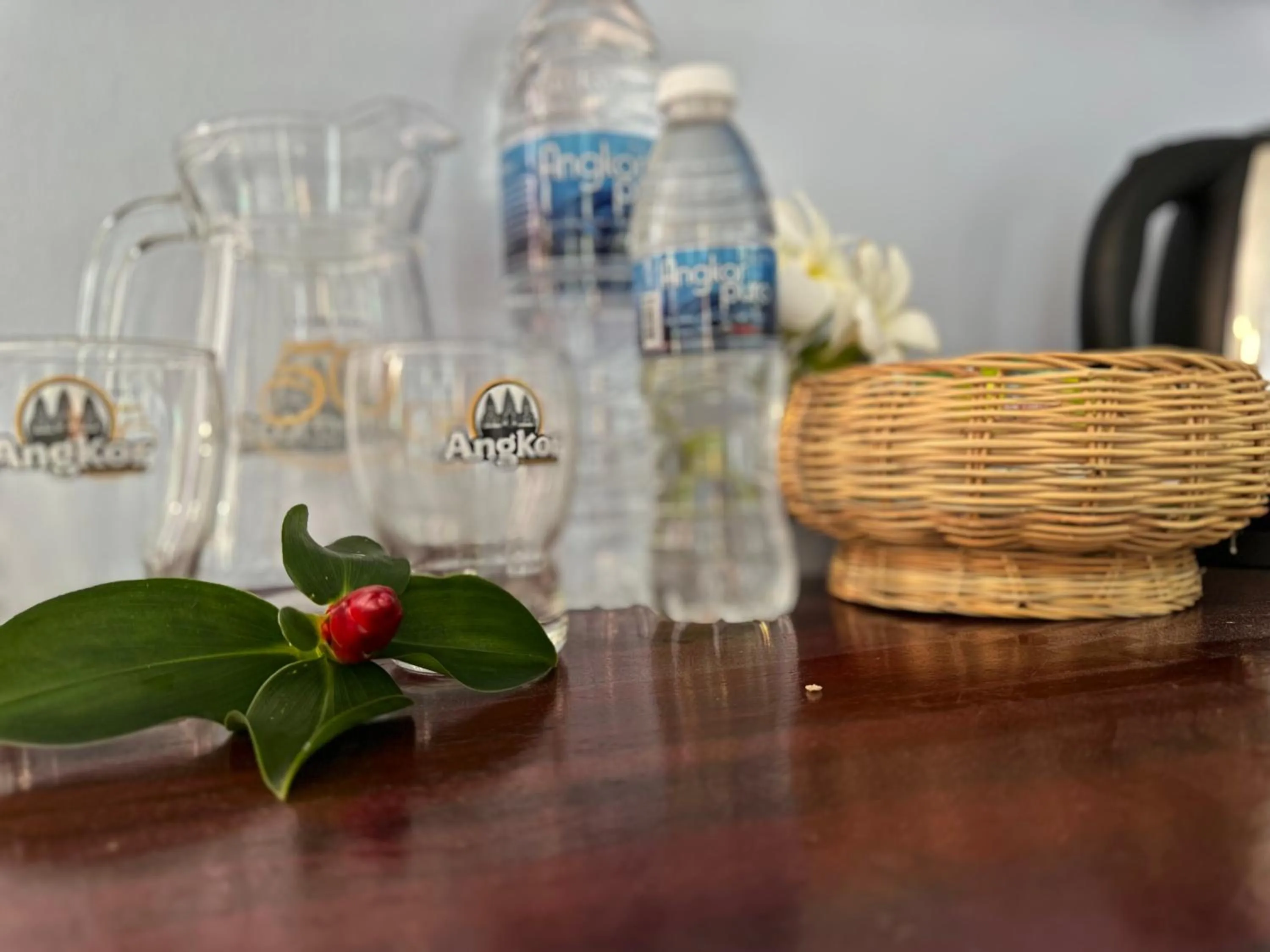 Food and drinks in Hawaii Lounge