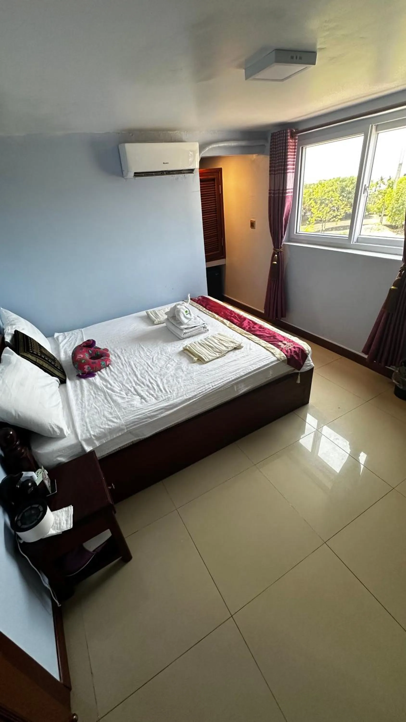 Bed in Hawaii Lounge