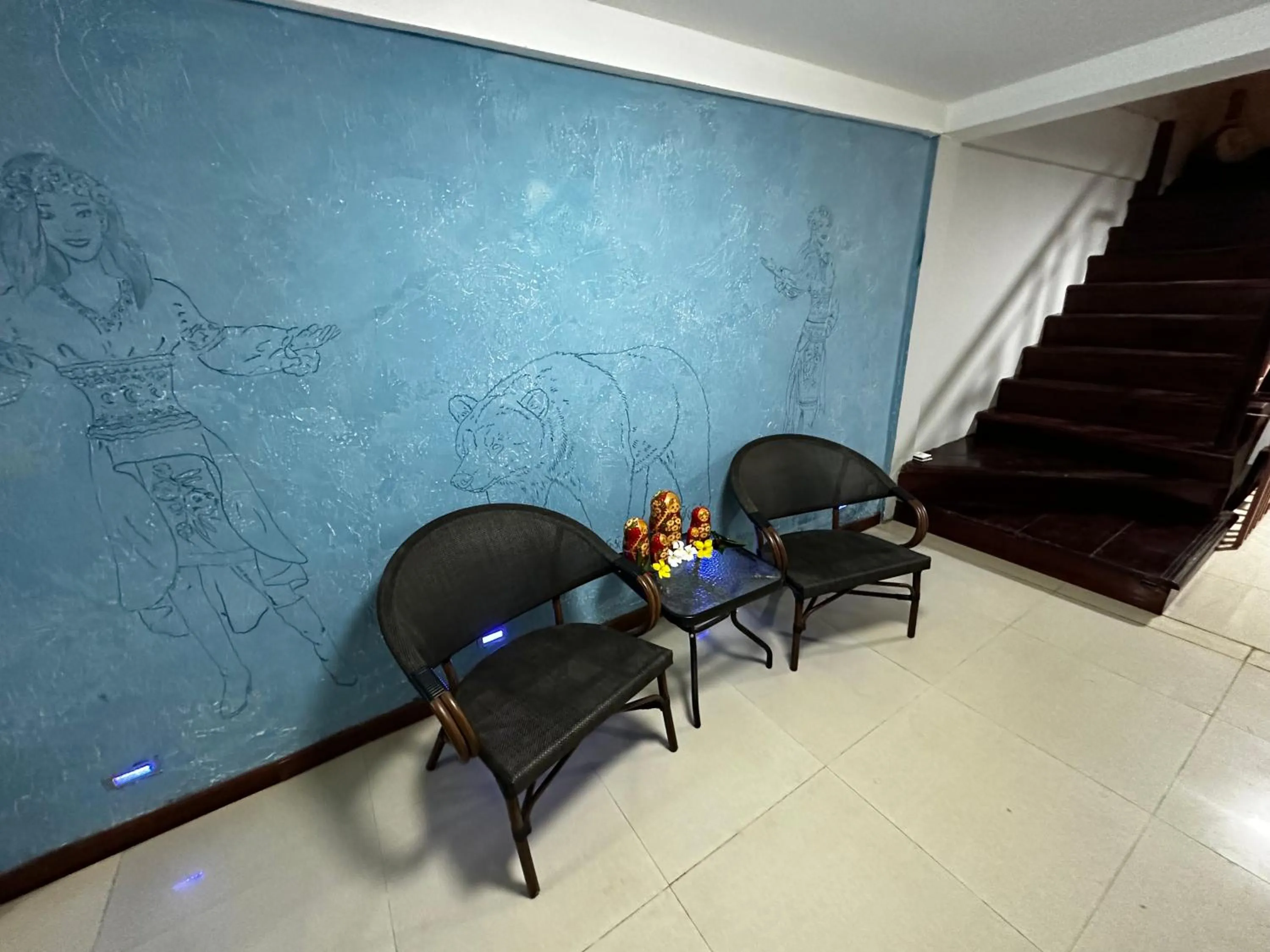 Seating area in Hawaii Lounge