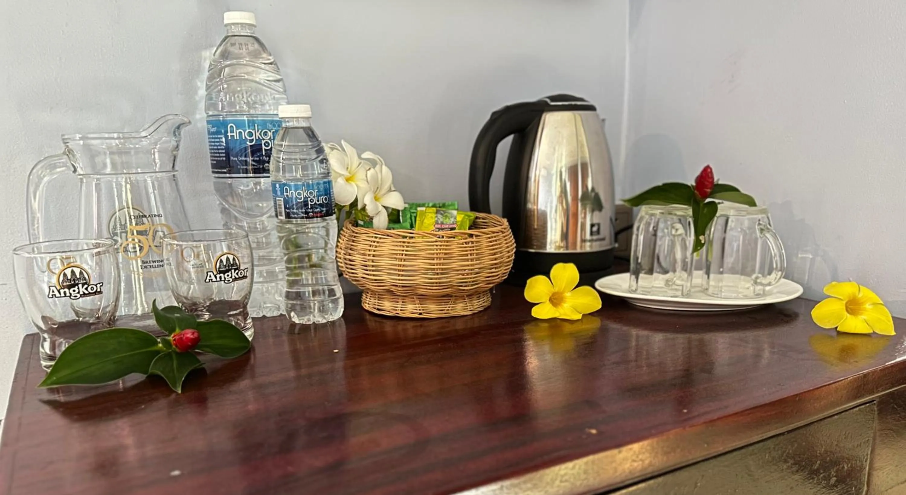 Coffee/tea facilities in Hawaii Lounge