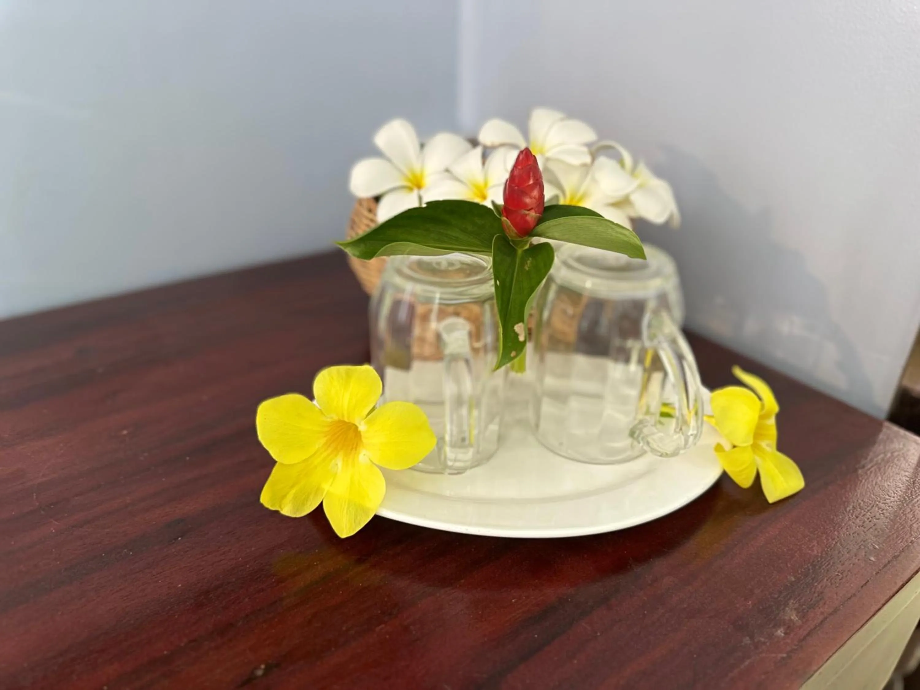 Food and drinks in Hawaii Lounge