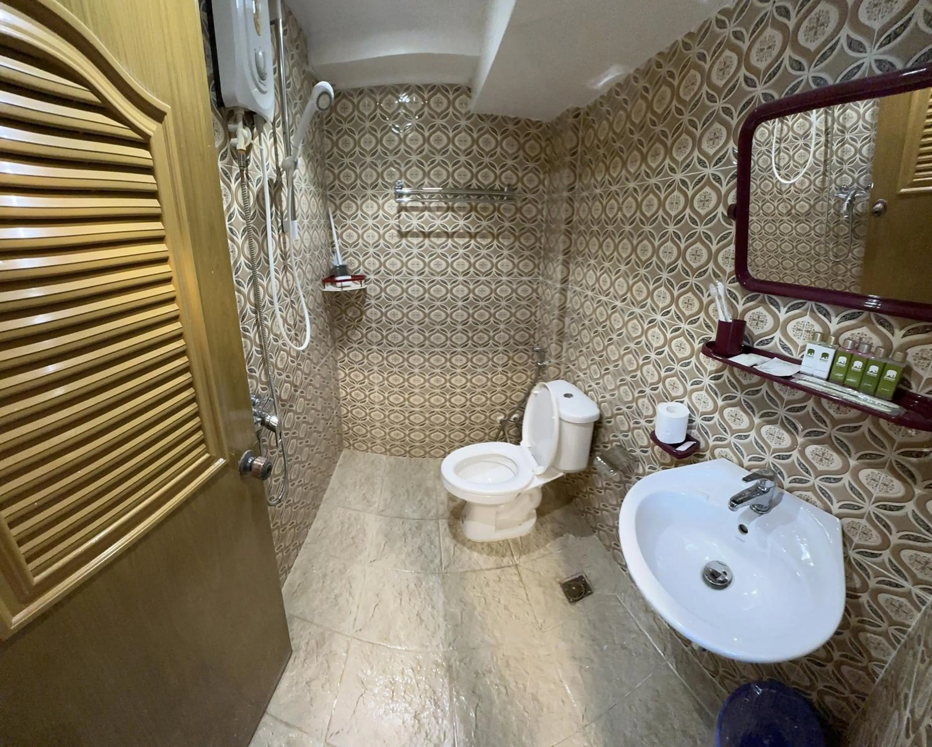 Shower in Hawaii Lounge