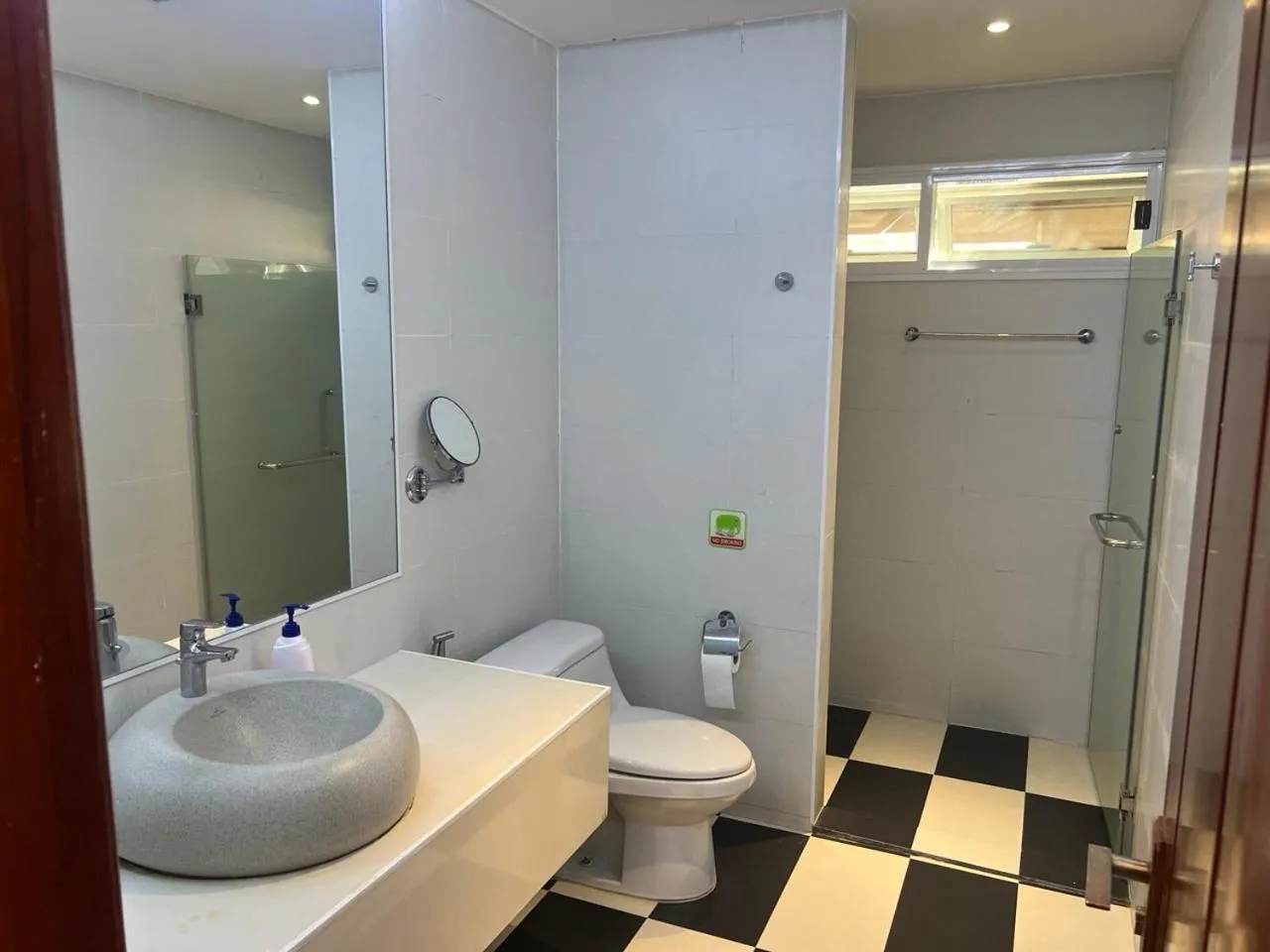 Shower in Hawaii Lounge