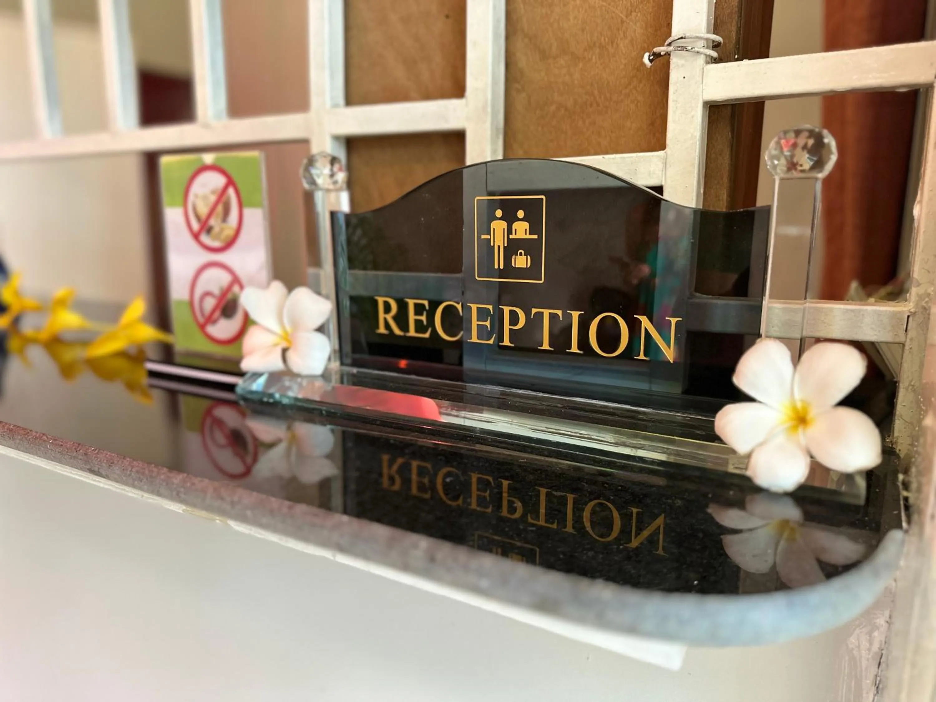 Lobby or reception in Hawaii Lounge