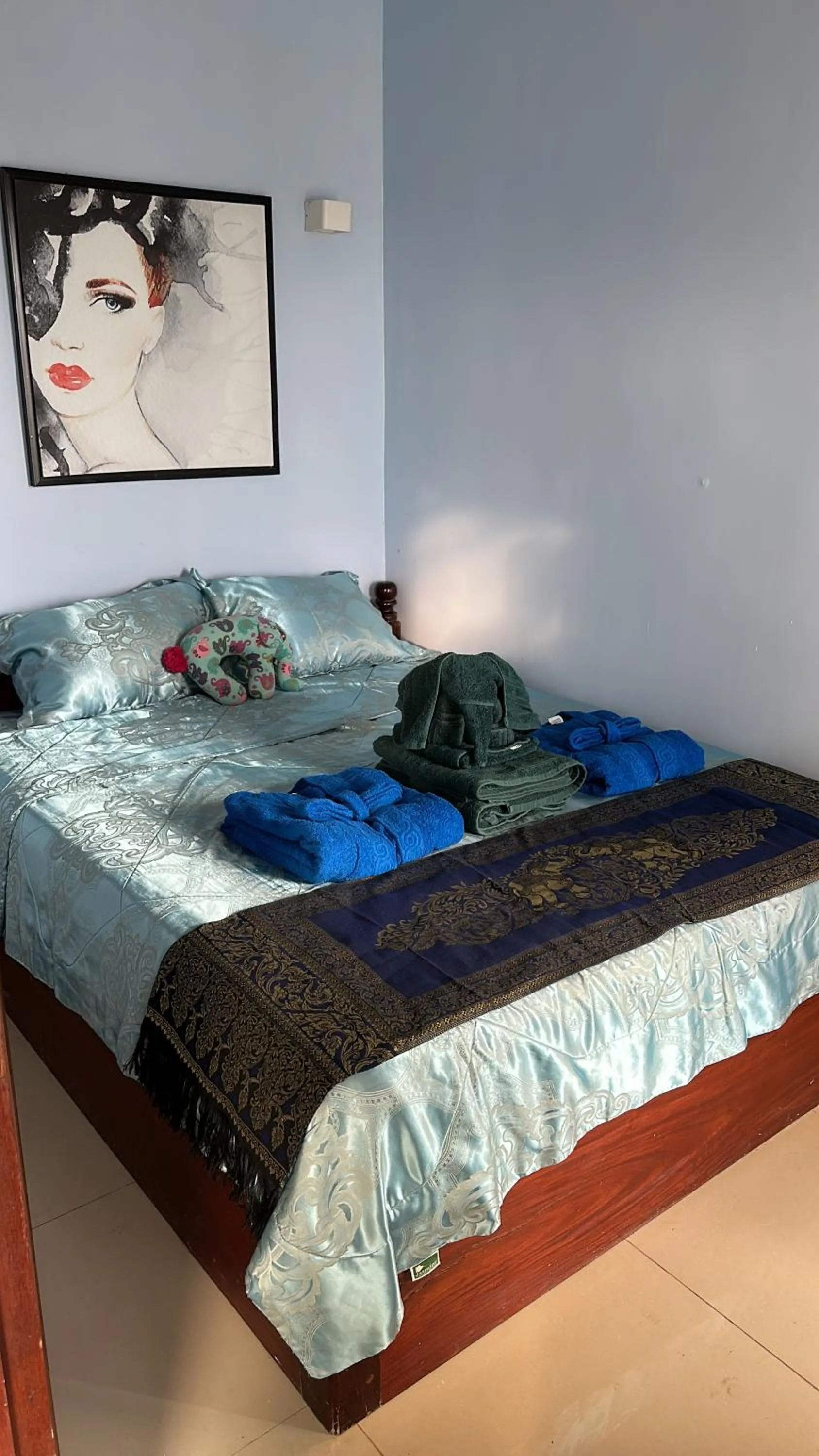 Bed in Hawaii Lounge