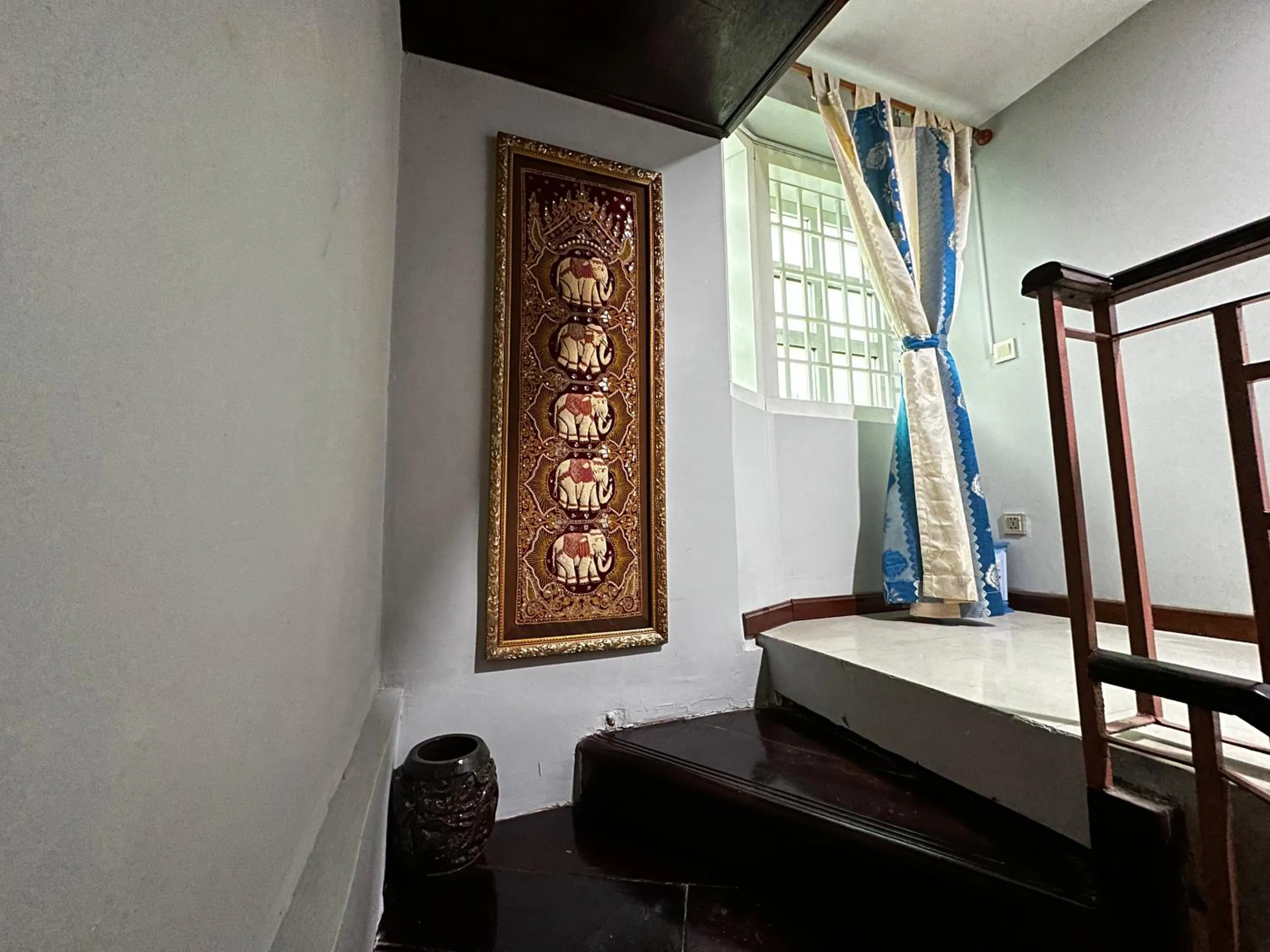 Decorative detail, Bed in Hawaii Lounge