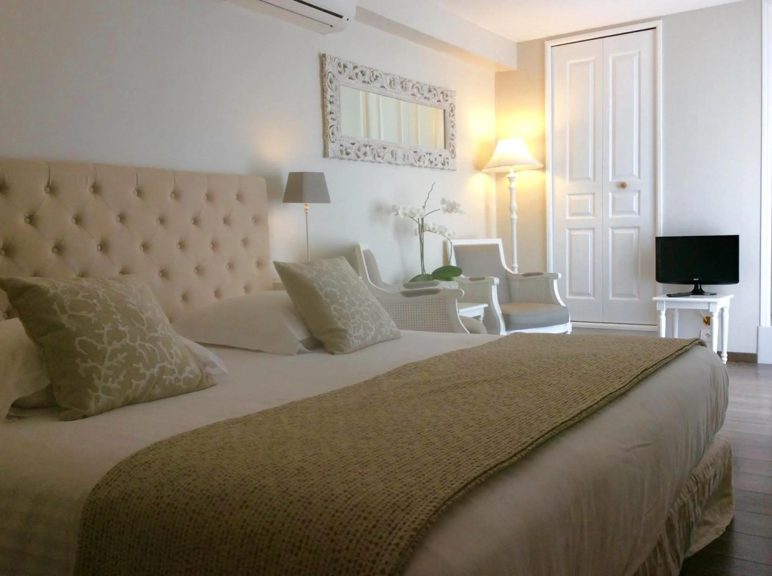 Photo of the whole room, Bed in Villa Kilauea B&B