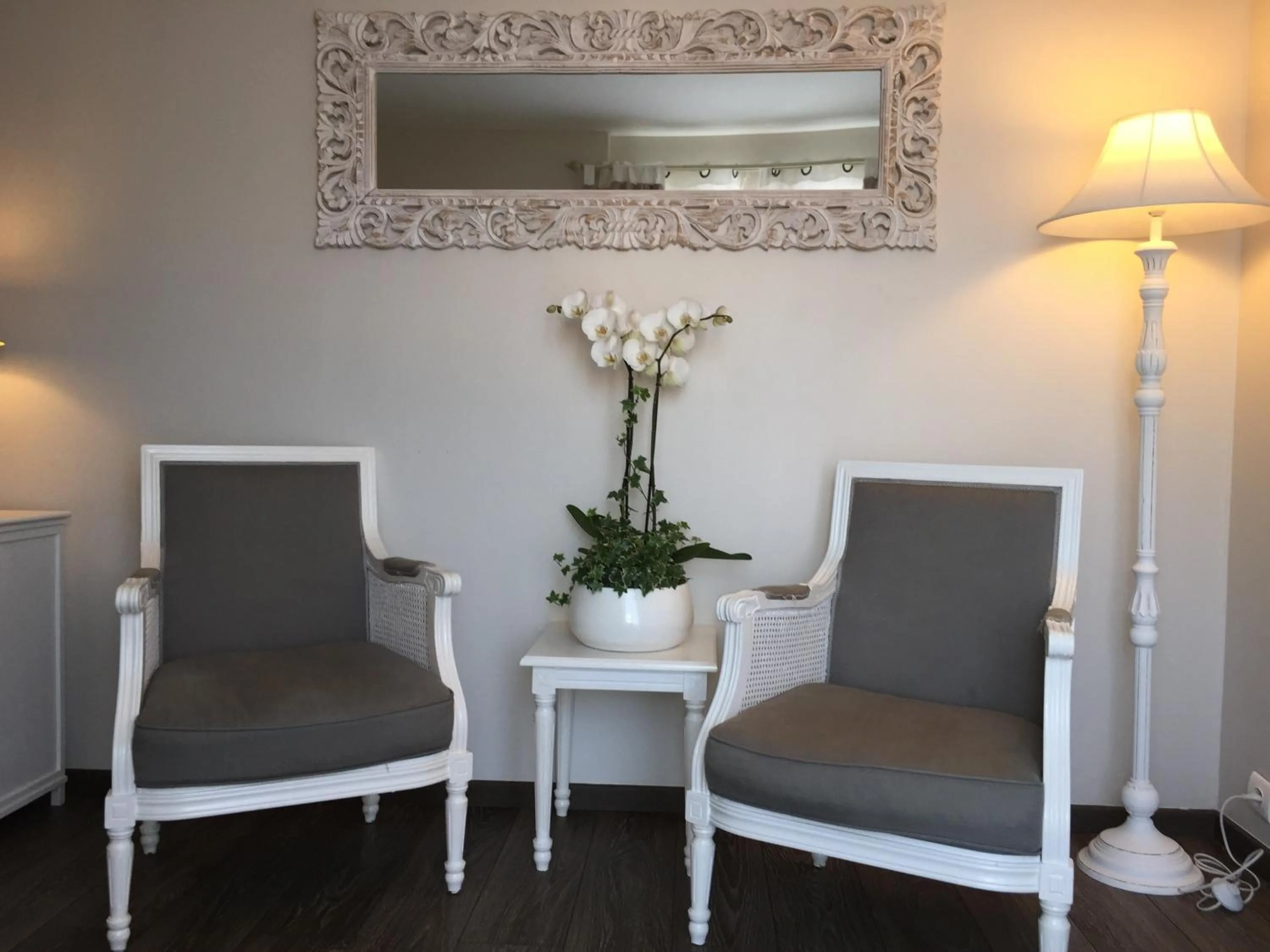 Seating area in Villa Kilauea B&B