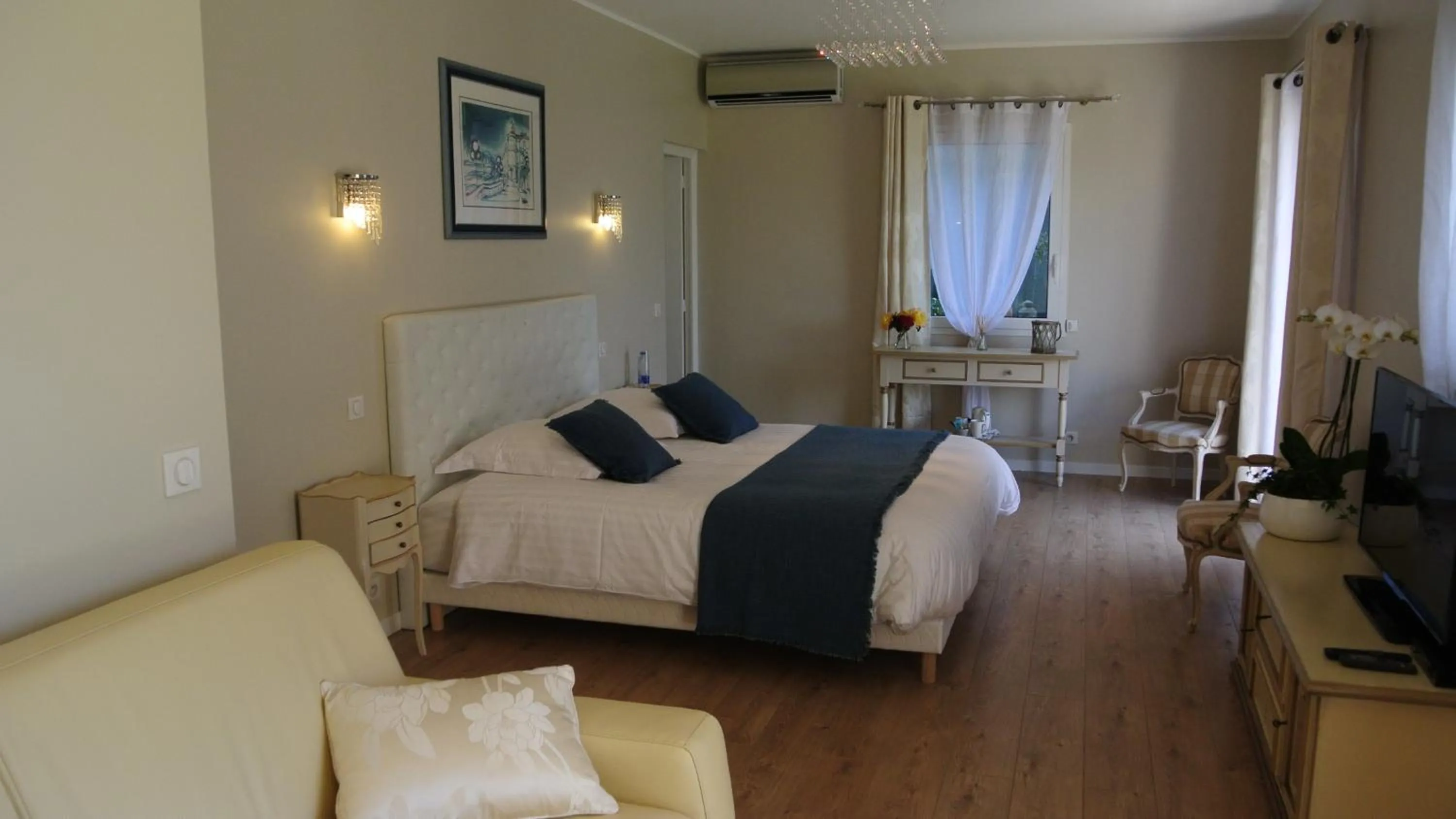 Photo of the whole room, Bed in Villa Kilauea B&B