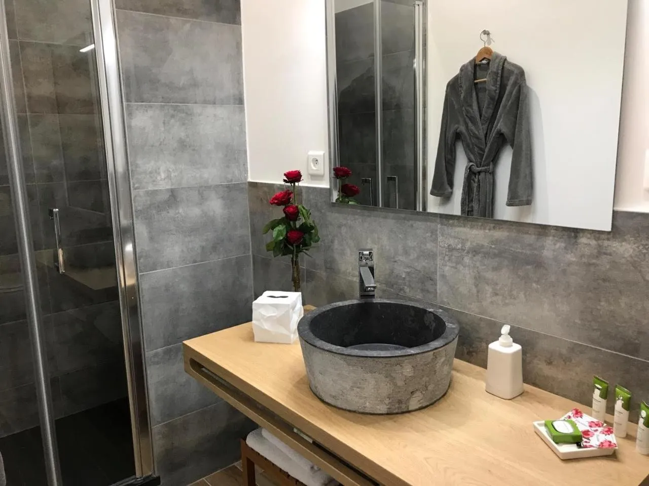 Shower in Villa Kilauea B&B