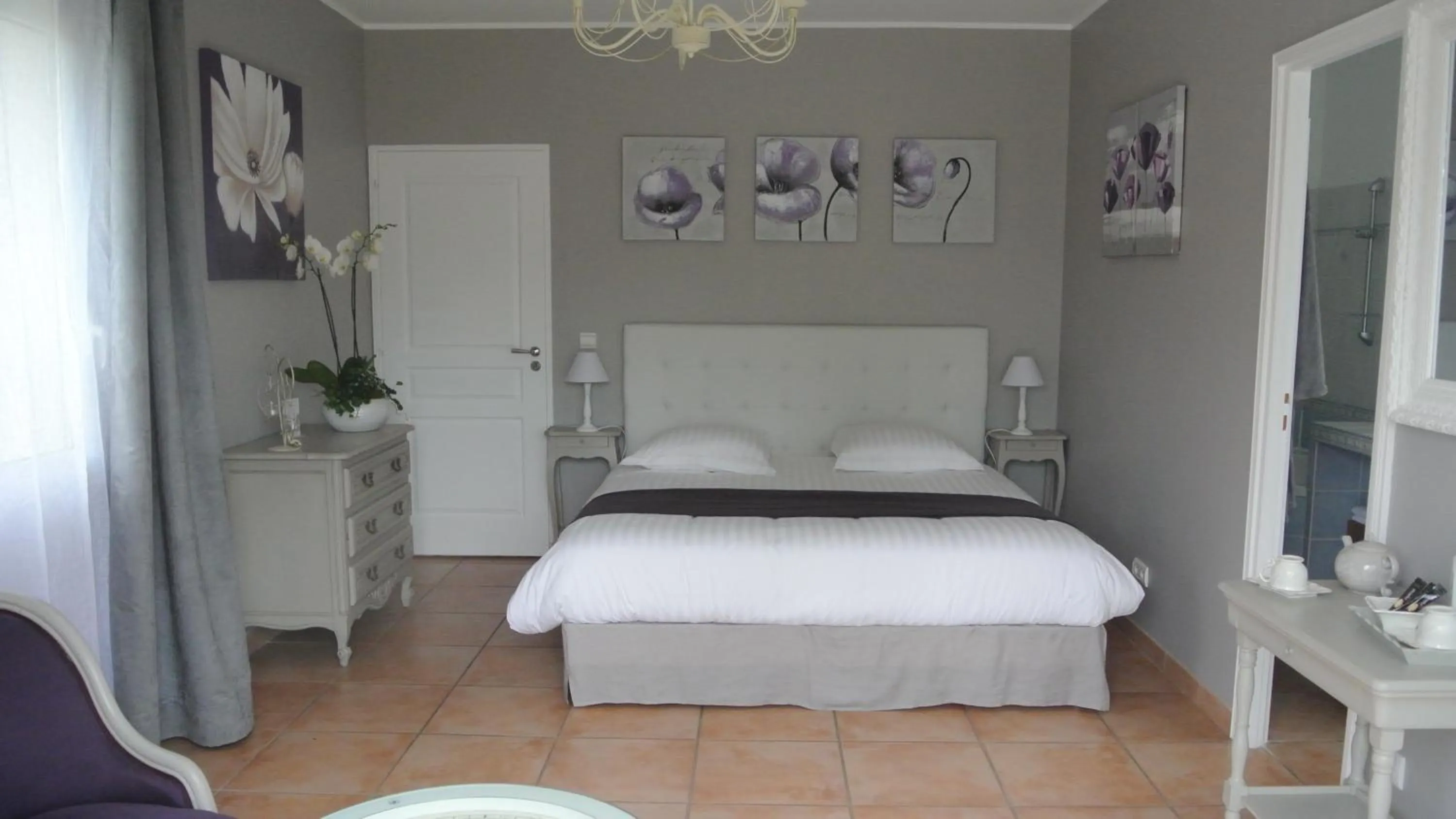 Photo of the whole room, Bed in Villa Kilauea B&B