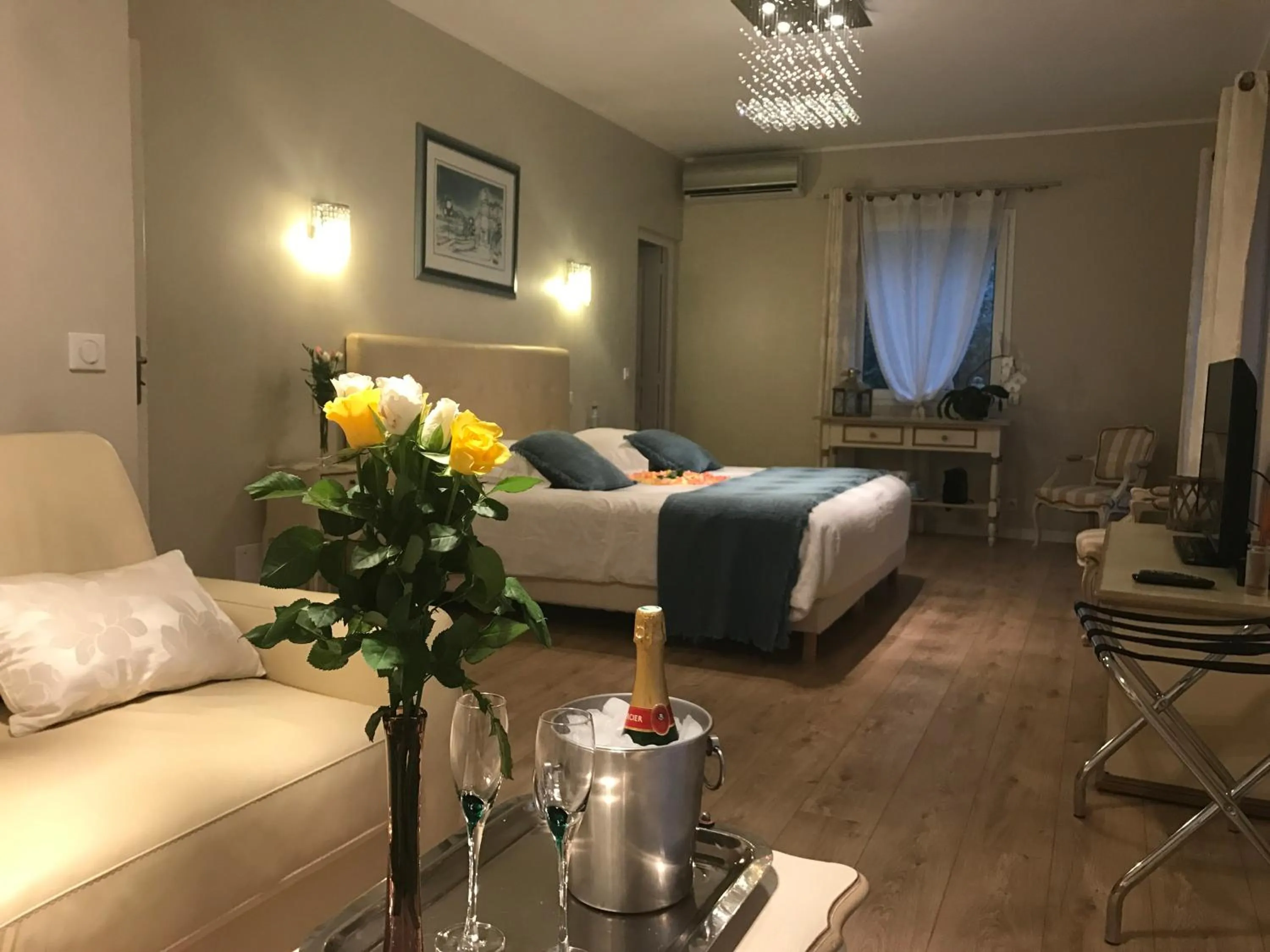 Photo of the whole room, Bed in Villa Kilauea B&B