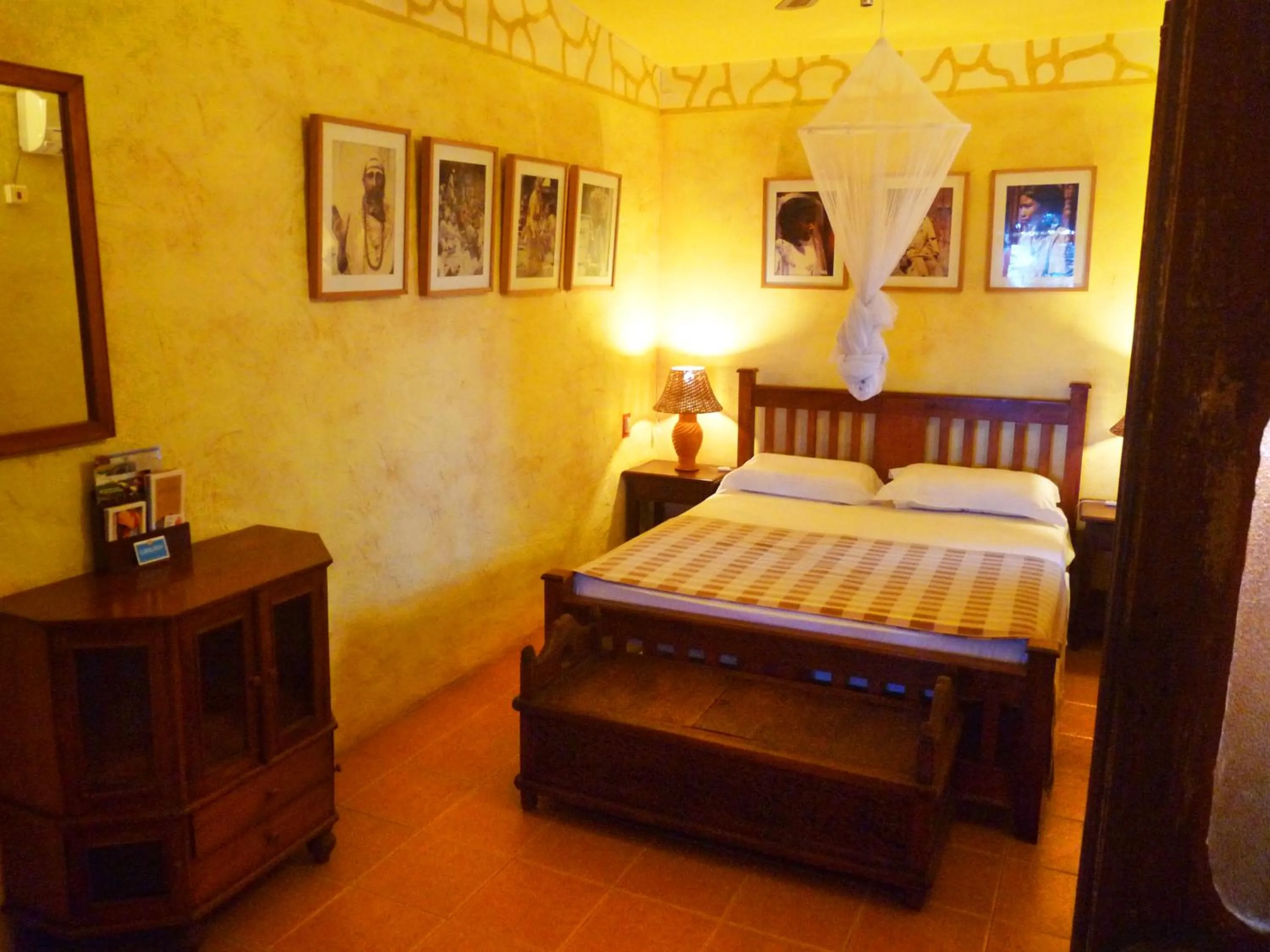 Photo of the whole room, Bed in La Reine Creole