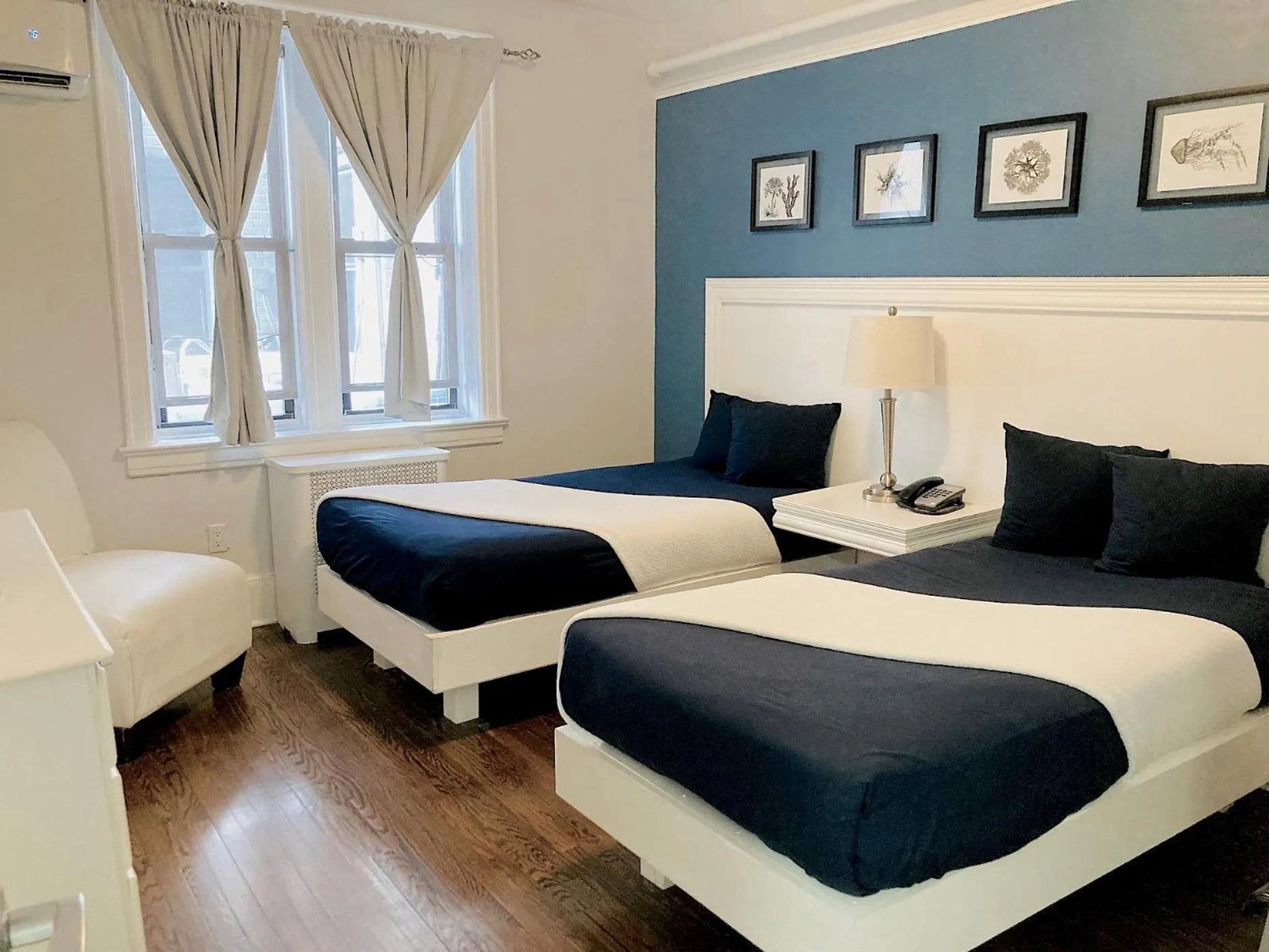 Bed in Long Beach Hotel