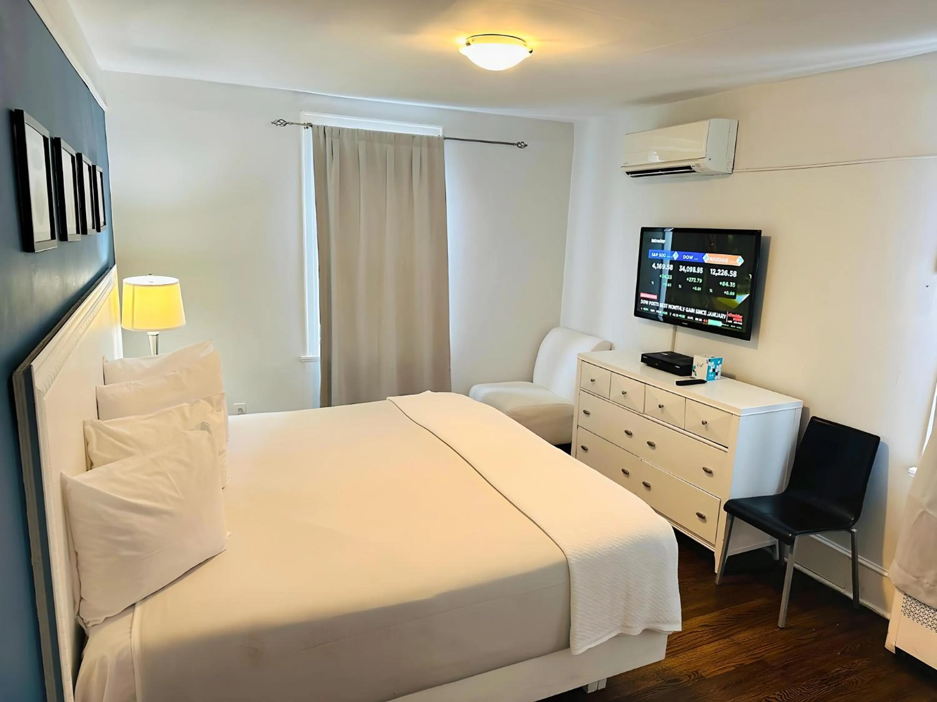 Bed in Long Beach Hotel